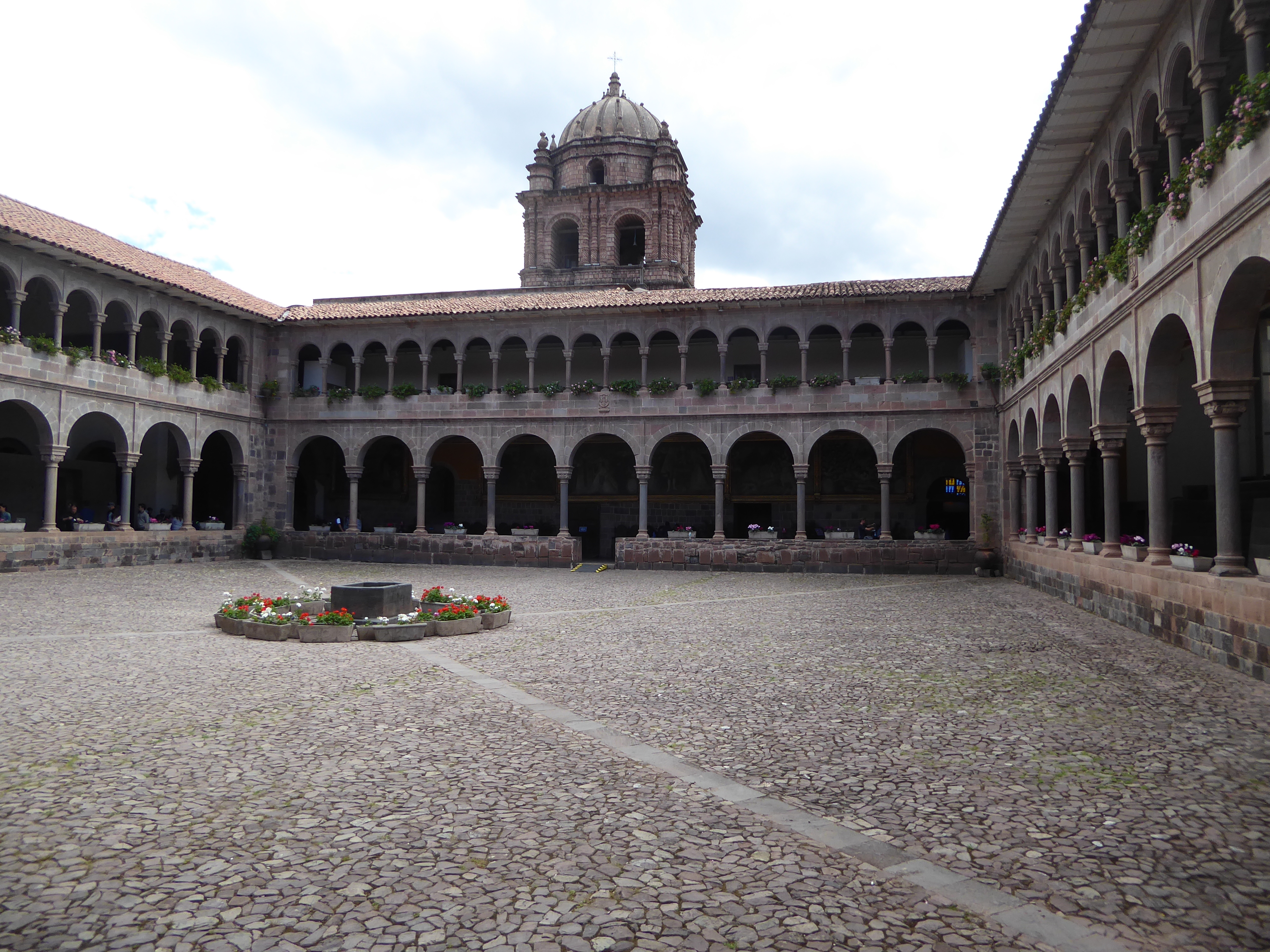 The design of the cloister is entirely Spanish, though the stone font, of porphyry, may be Inca. In an environment as prone to earthquakes a
