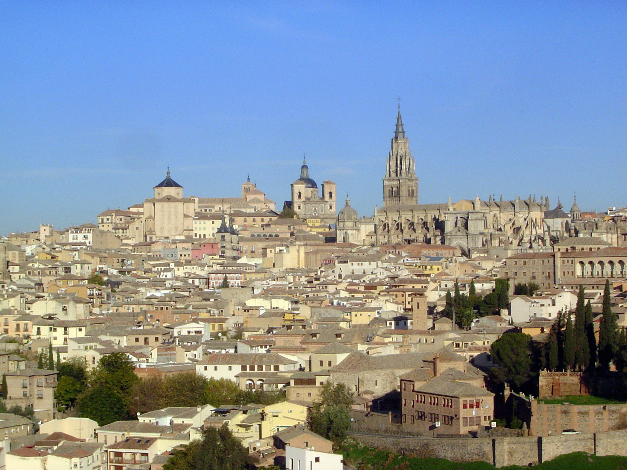 A zoomed image of the city seen from the hills south of the river. The octagonal tower on the left is the Chapel of Santa Catalina; the blac