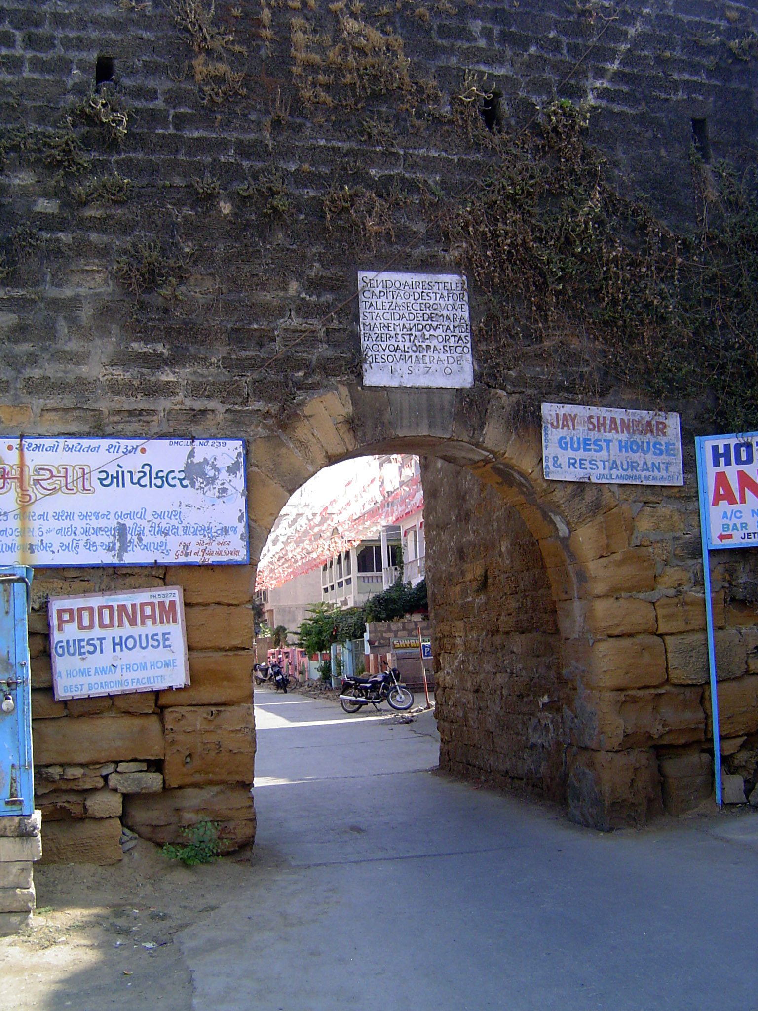 Here's one of the town's two land-side gates. The inscription up top dates it to 1584. Ralph Fitch came by about this time and left a descri
