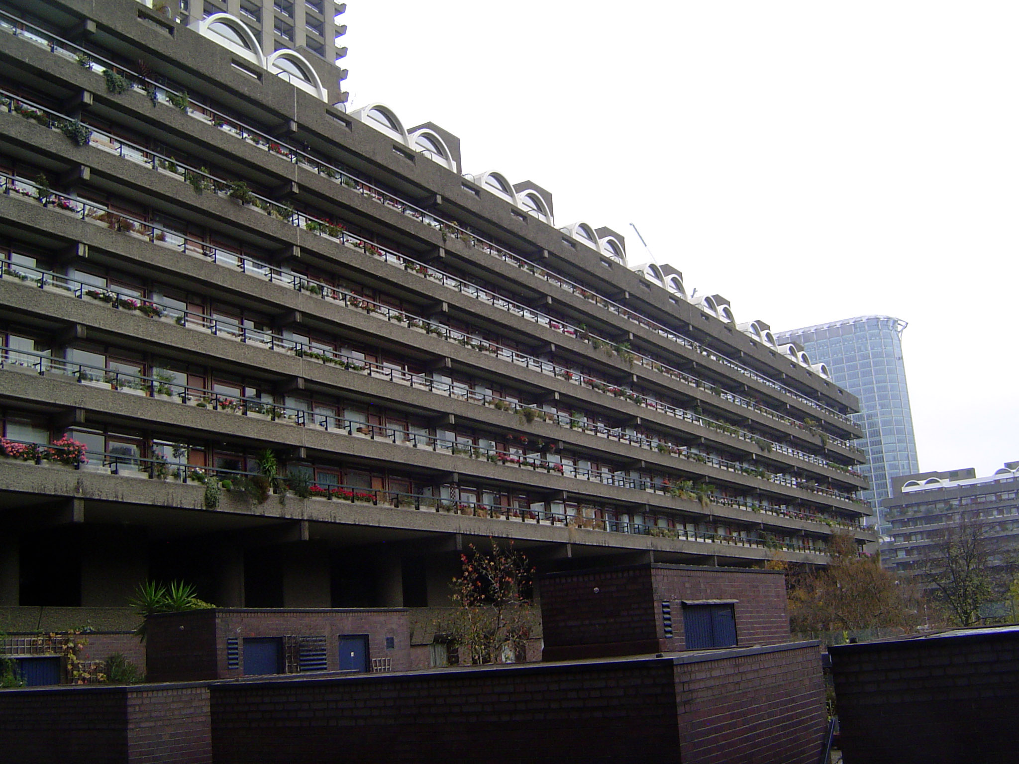 The estate also contains lower buildings like this one, "massive far beyond utility" in Pevsner's words. The architects were Chamberlin, Pow