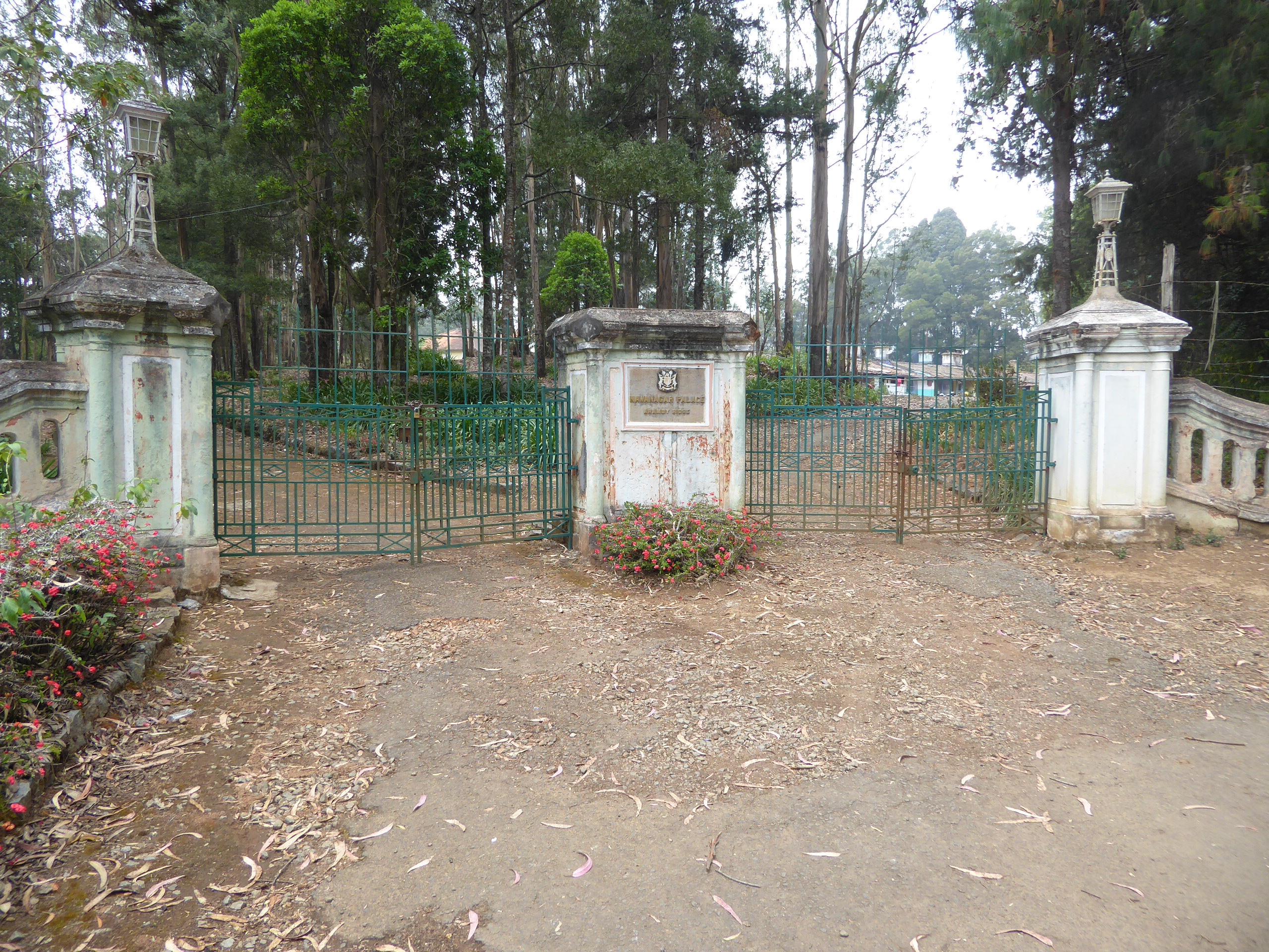 Not quite so stately but nothing to sneeze at. This is the gate to Nawanagar Palace, named for Nawanagar State, until 1948 a princely state