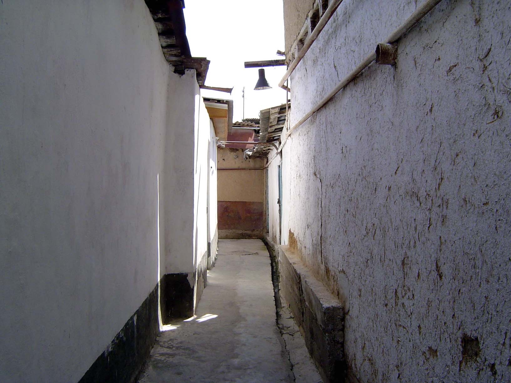 The neighborhood is full of branching, blind alleys.