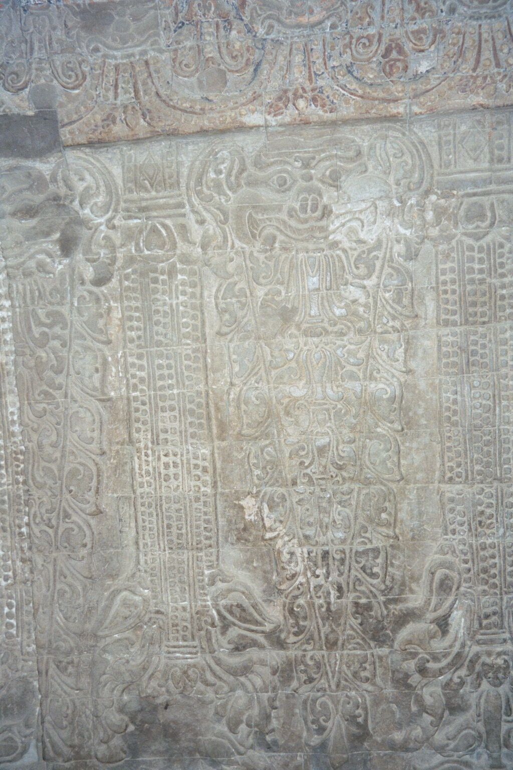 The other eight column faces are covered with decorations. Note the V-shaped wedge. Atop it is a kala, a mythical beast that symbolizes immo
