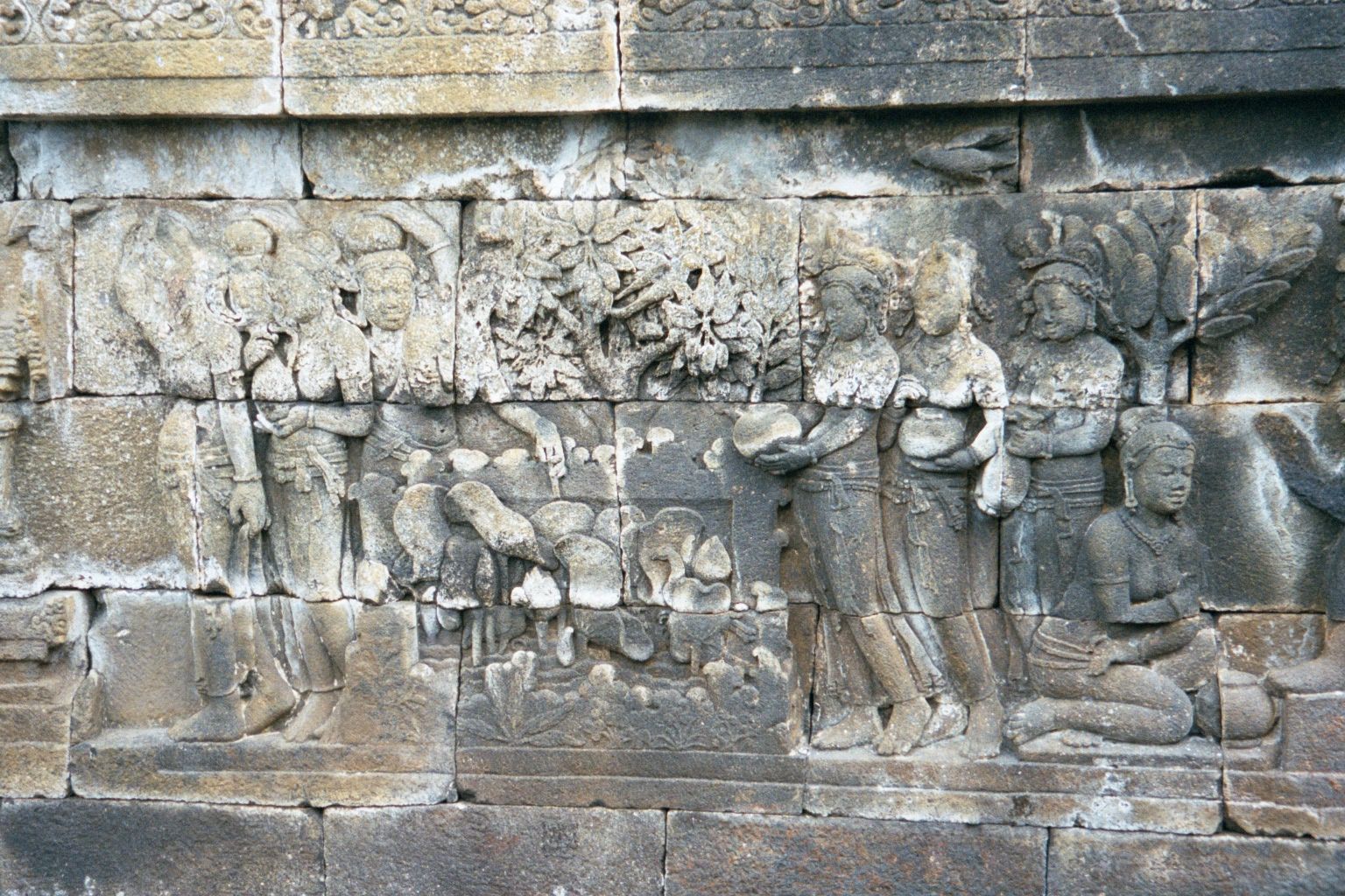 Sudhana makes his way to the land of the kinnaras, where nympths prepare to bathe Manohara. He puts her ring into the water jar on the right