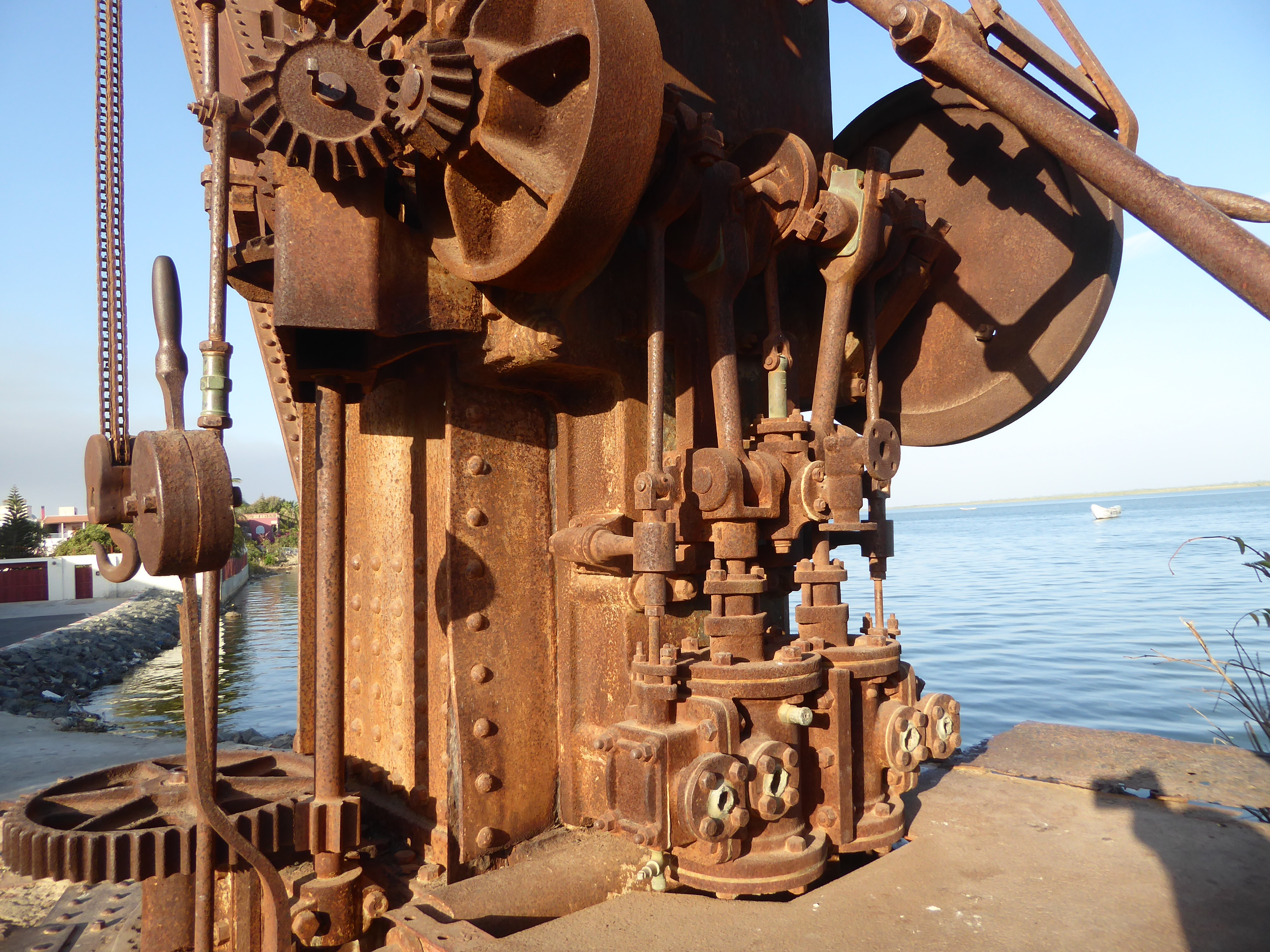 Cylinders, pistons, and crackshaft on the right.