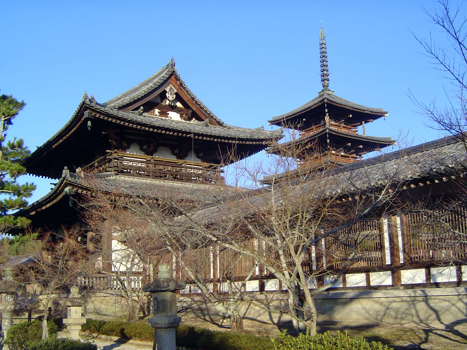 We've stepped off to the right for another view, this time highlighting the roofed corridor or kairo which encloses the sacred space. It's o