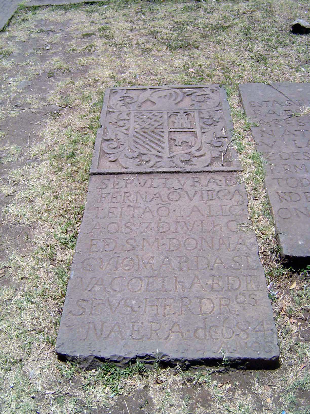 No. 63 SEPULTURA DE FERNAO VIEGA LEITAO, FALECEO AOS 7 DE IULHO, E DE SUA MOLHER DONNA GUIMAR DA SILVA COELHA E DE SEUS HERDEIROS NA ERA DE