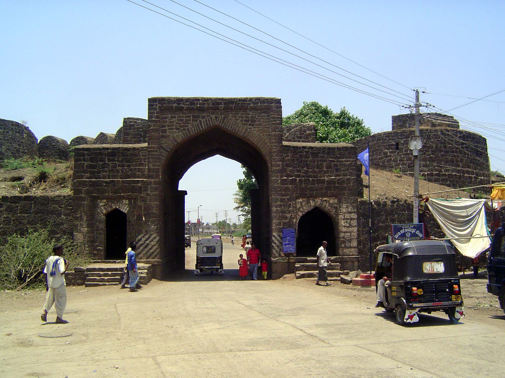 The Bagalkot Road which continues past Bagalkot to Dharwar and Hubli passes through the city's wall at the Mangoli Gate. That was the gate's