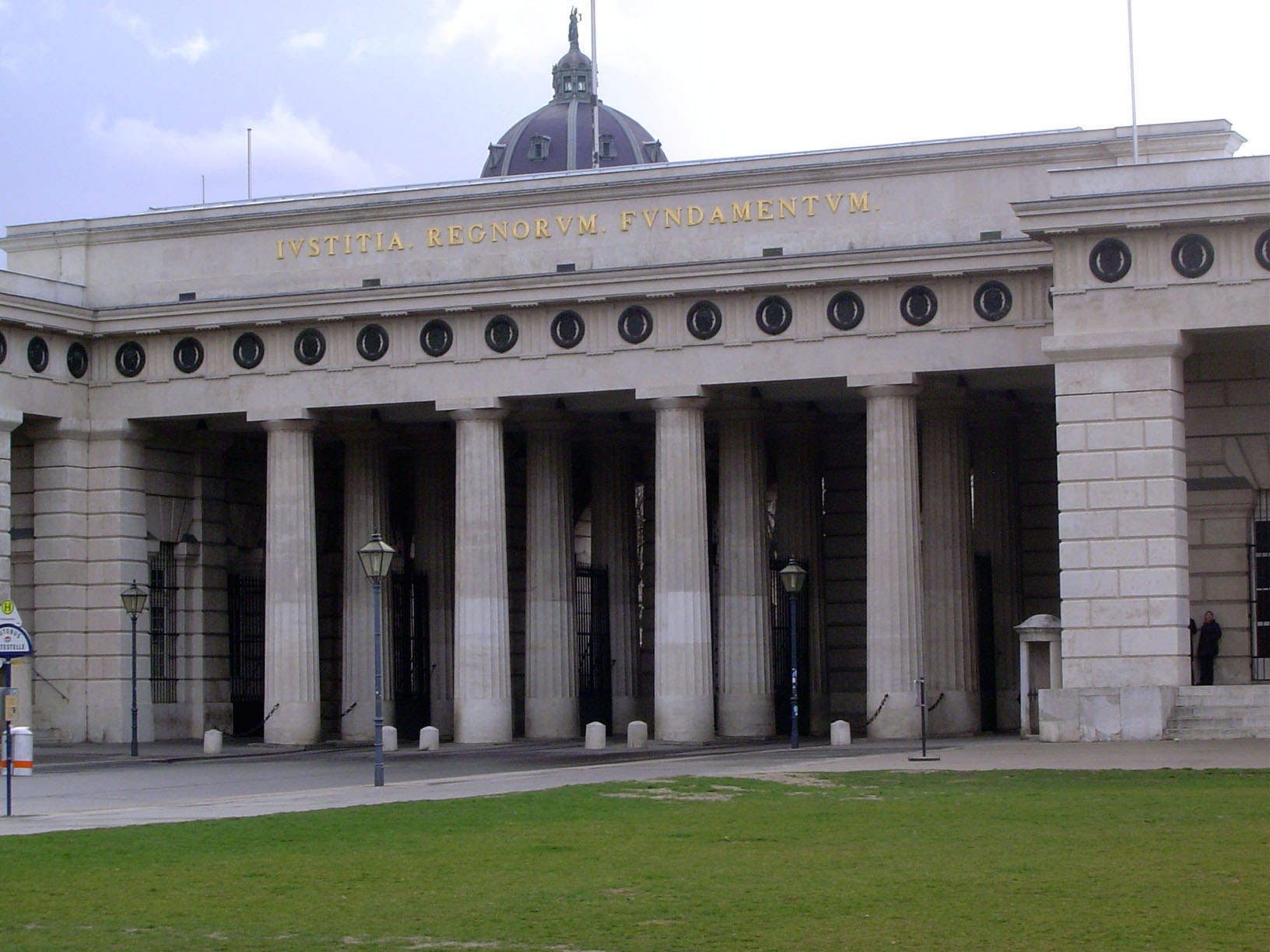 The south side of the hero's square faces the Ausseres Burgtor, designed like the Theseum by Peter von Nobile and completed in 1824. The ins