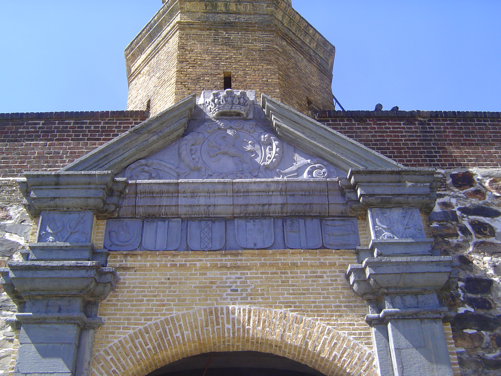 The pediment a replica carries the coat of arms of the United Netherlands. Below it are the six coats-of-arms of the cities that had united