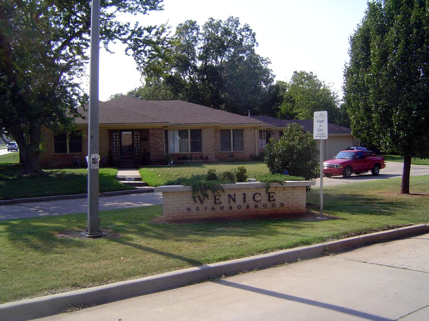 This house, at 3101 Venice, was built in 1951. It sold in 2005 for $175,000. Style? It's a rancher. Odd to find it in Venice, but such is li