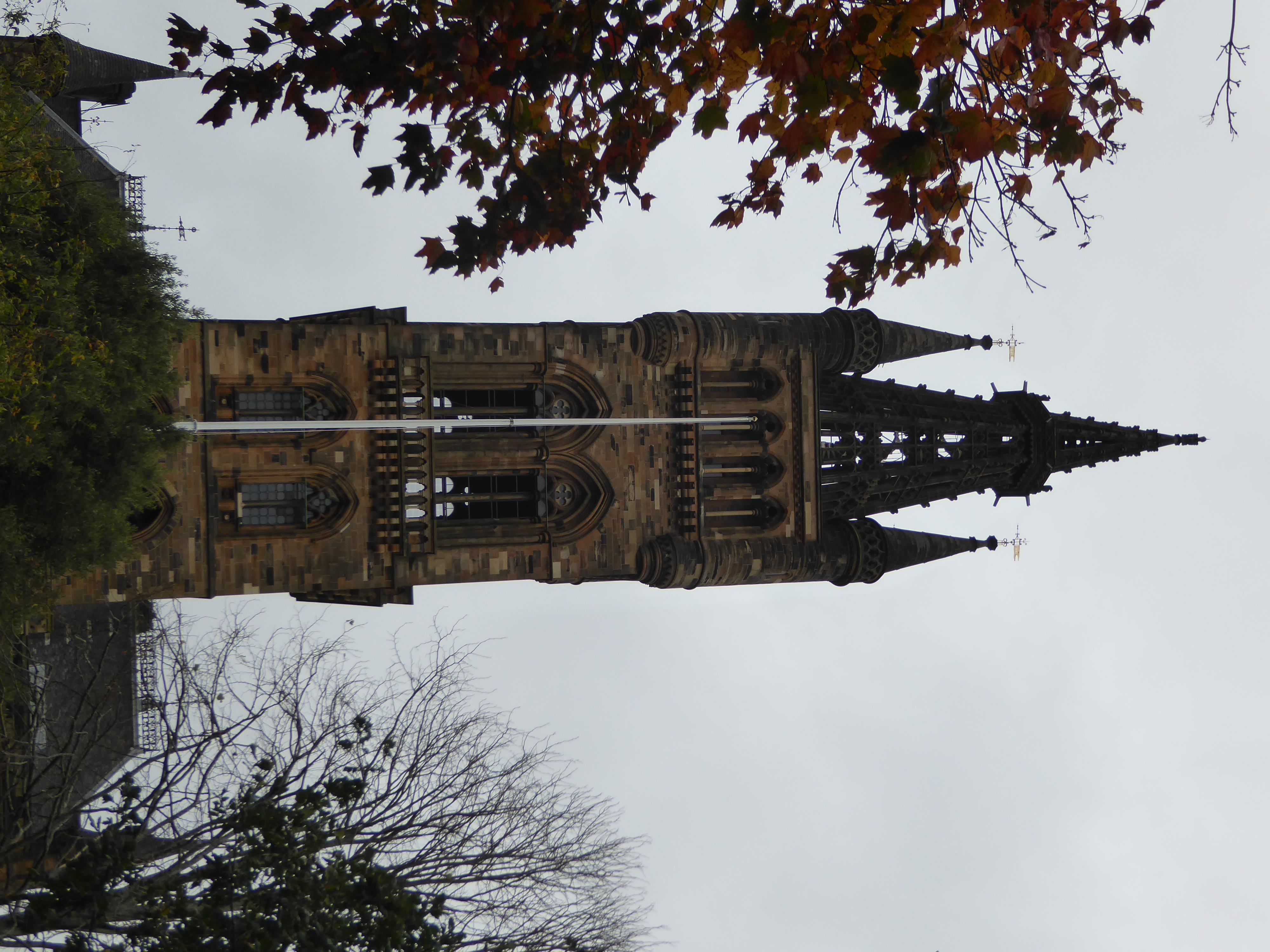 Did the authorities have to hire a British architect to design the then-new campus of the University of Glasgow? They hired that most presti