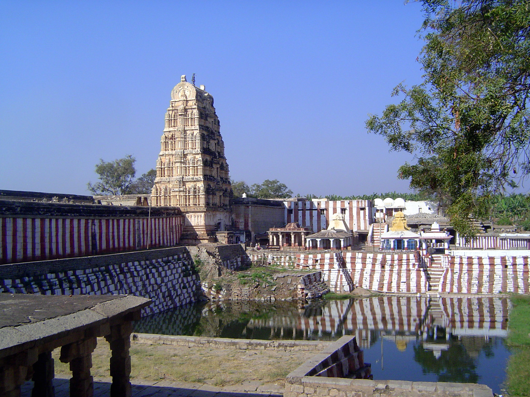 Looking west toward the north gopura and over the Manmatha Tank.