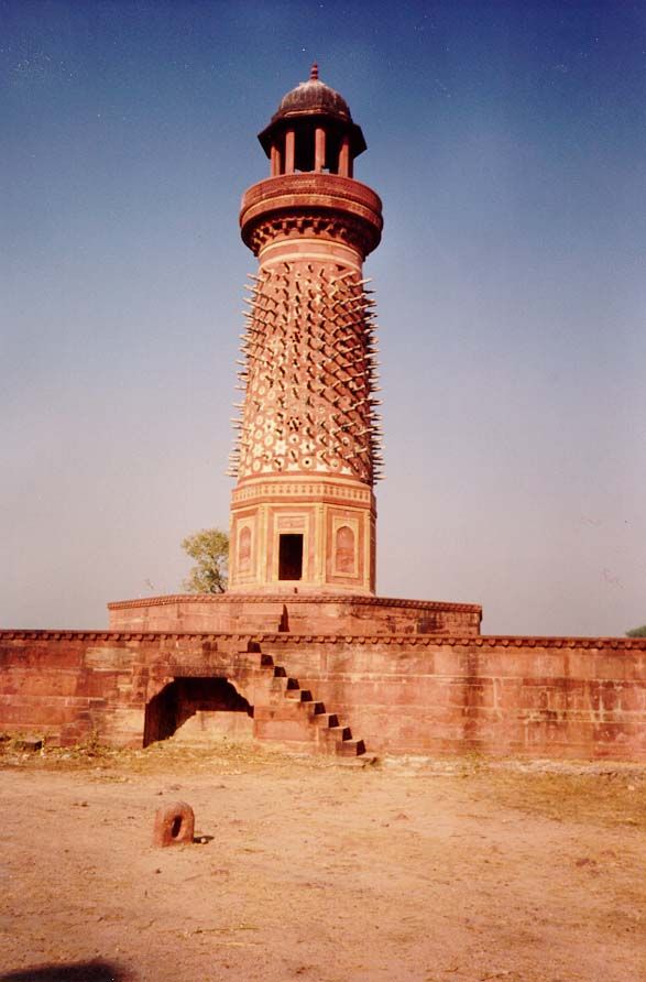 The Hiran Minar "deer minaret" or, alternatively the tower of the harem is on the north side of the city. Akbar is said to have sat up top,