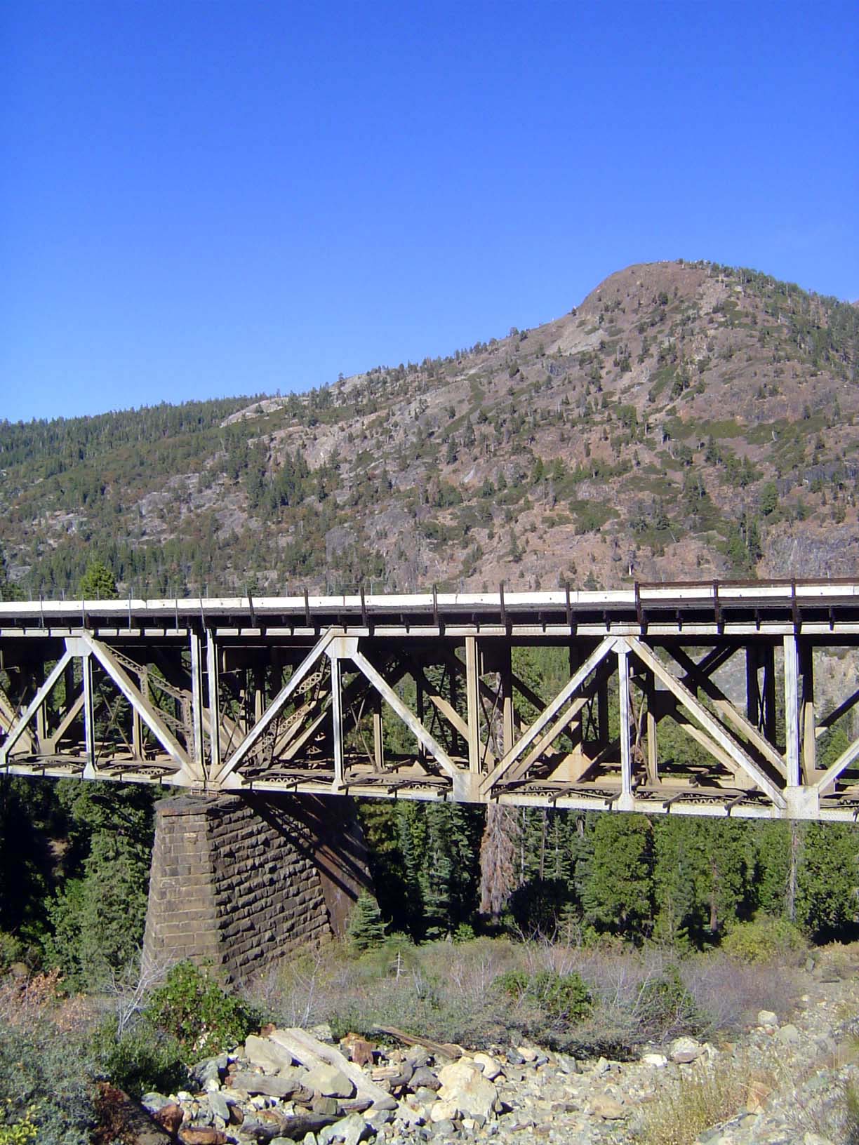 Here's that same bridge, seen from its south side. The Interstate is now on the north side of the Yuba and at the toe of the rightly-named R