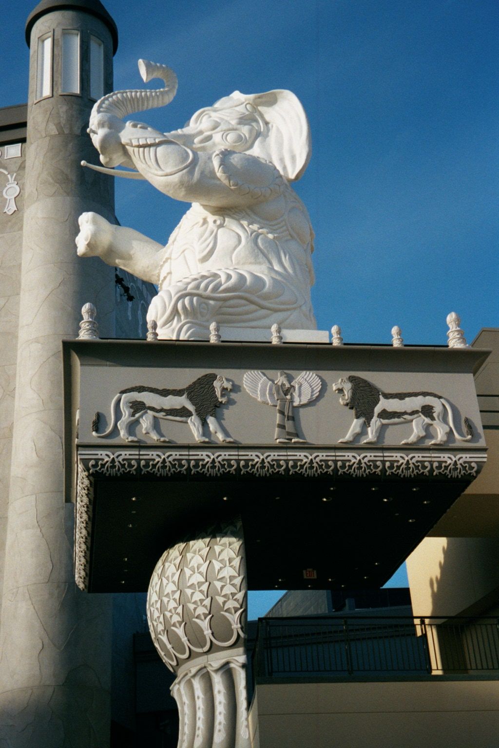 An interior courtyard, headlining Dumbo in Babylon. Despite the eleborate decor, the mall was sold by its builder at a loss of hundreds of m