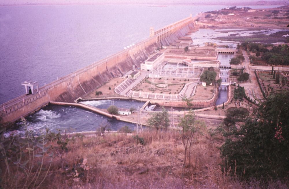 The dam in 1981, with a good view of both the upper and lower right-bank canals.