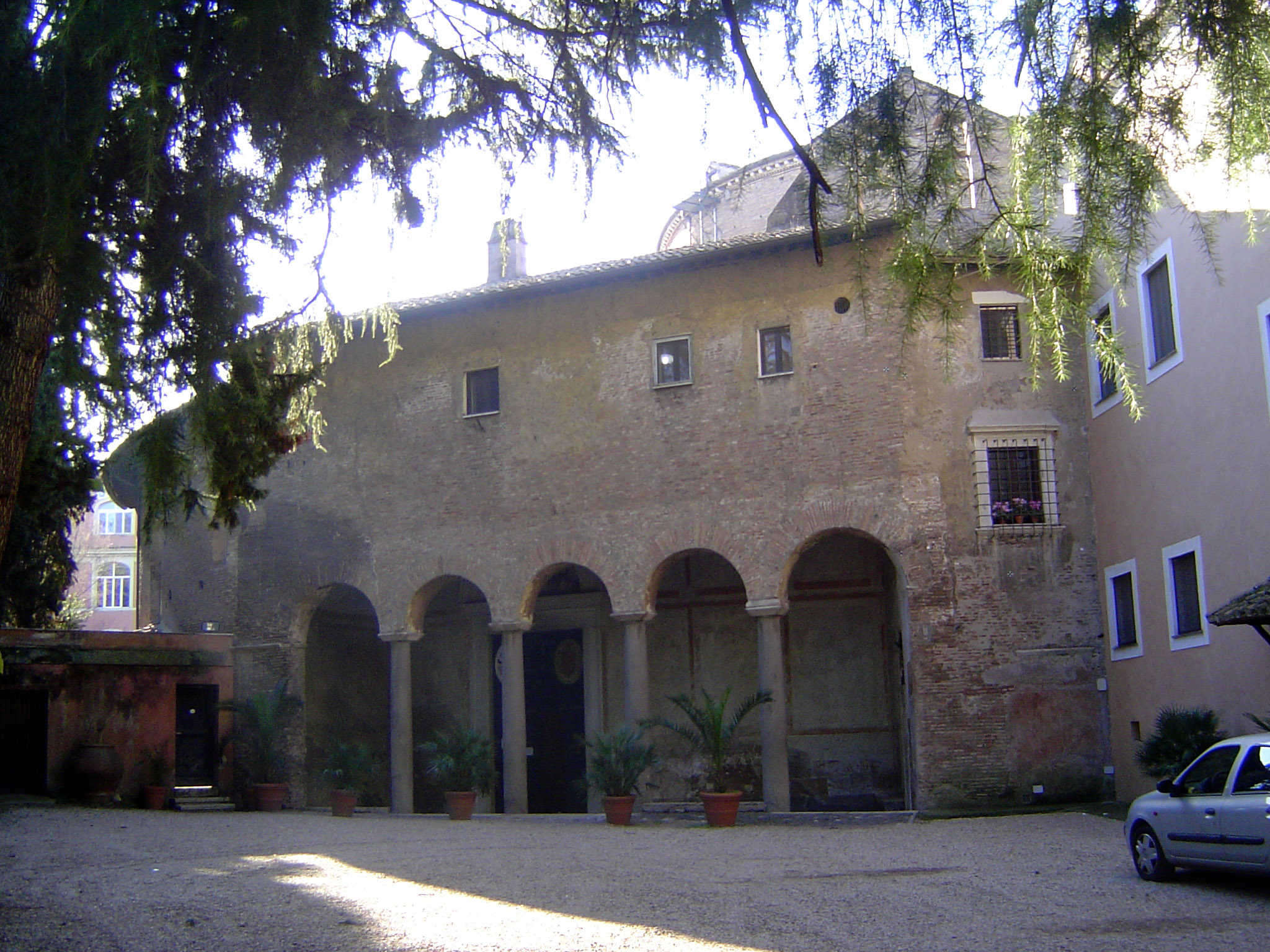 Rather, as is clear even from the exterior, it refers to the shape of the building.
