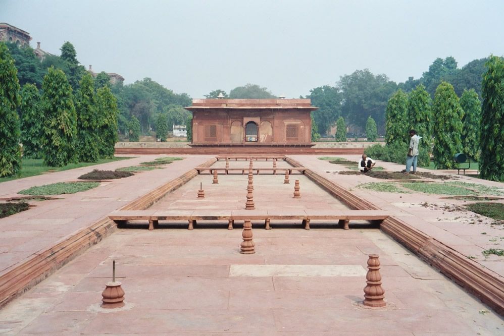 The water flowed north into a Persian-style char bagh or "four garden" layout, with geometrically tidy gardens separated by fountains and st