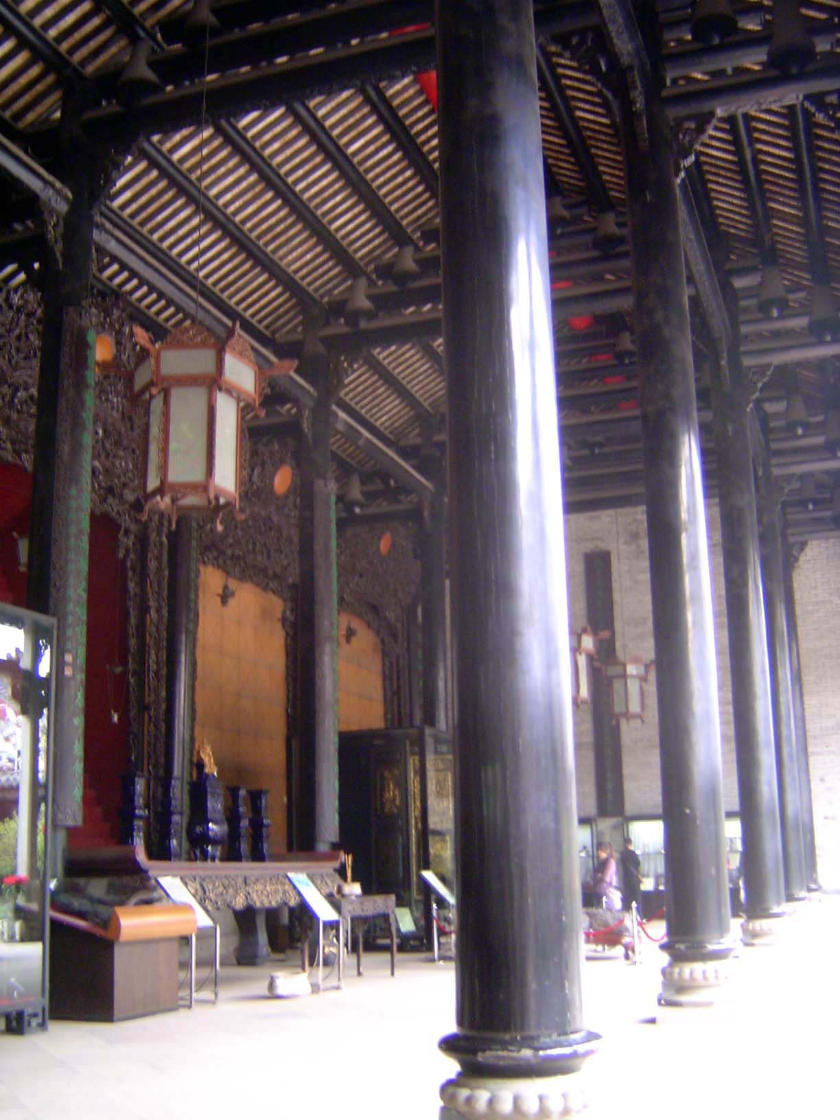 This is the hall that once held the clan's ancestral tablets, which were leaned against the red screen on the left.