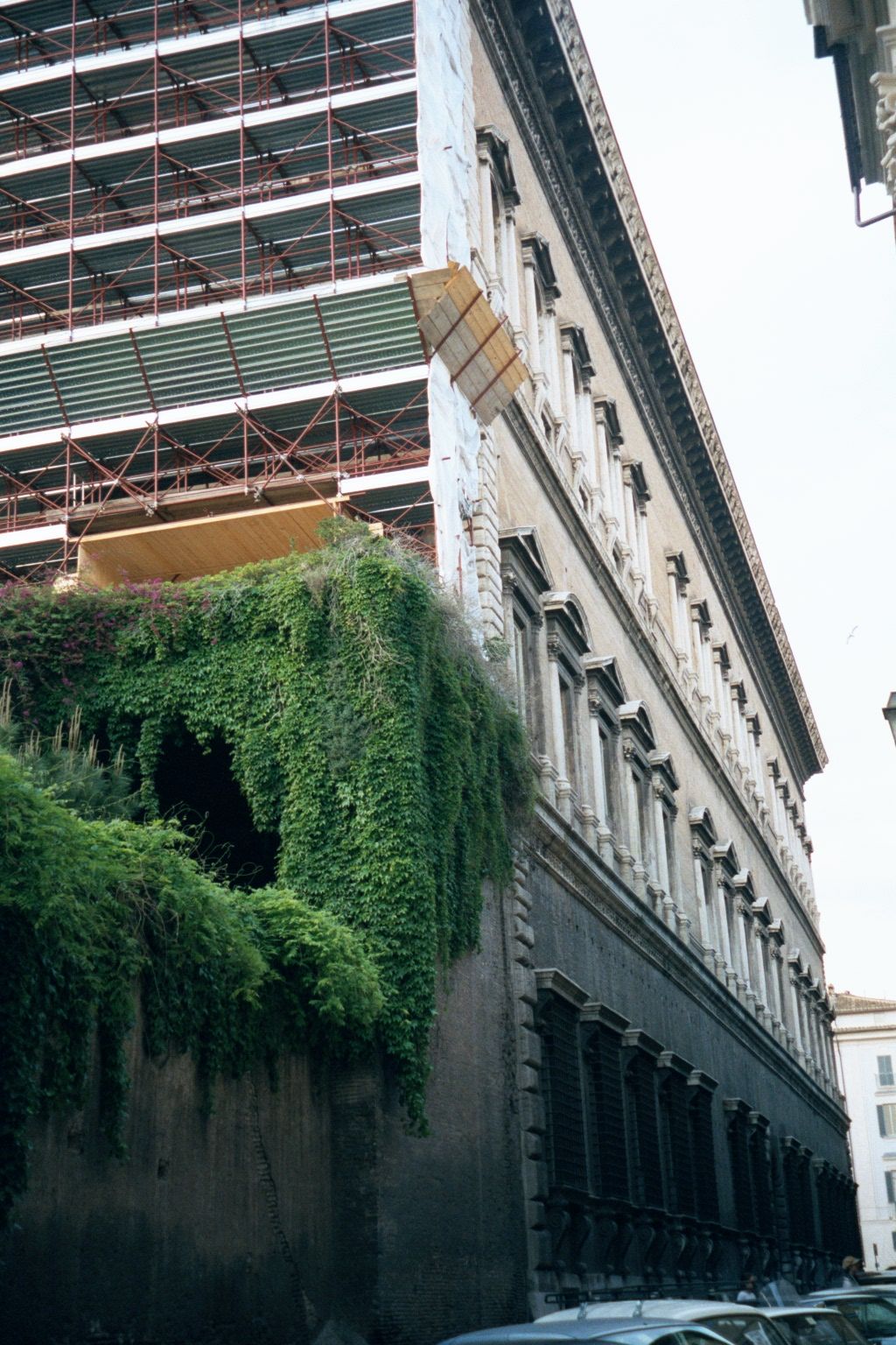 The rear of the building opens onto an elevated garden; the interior includes a square courtyard, 81 feet on a side.