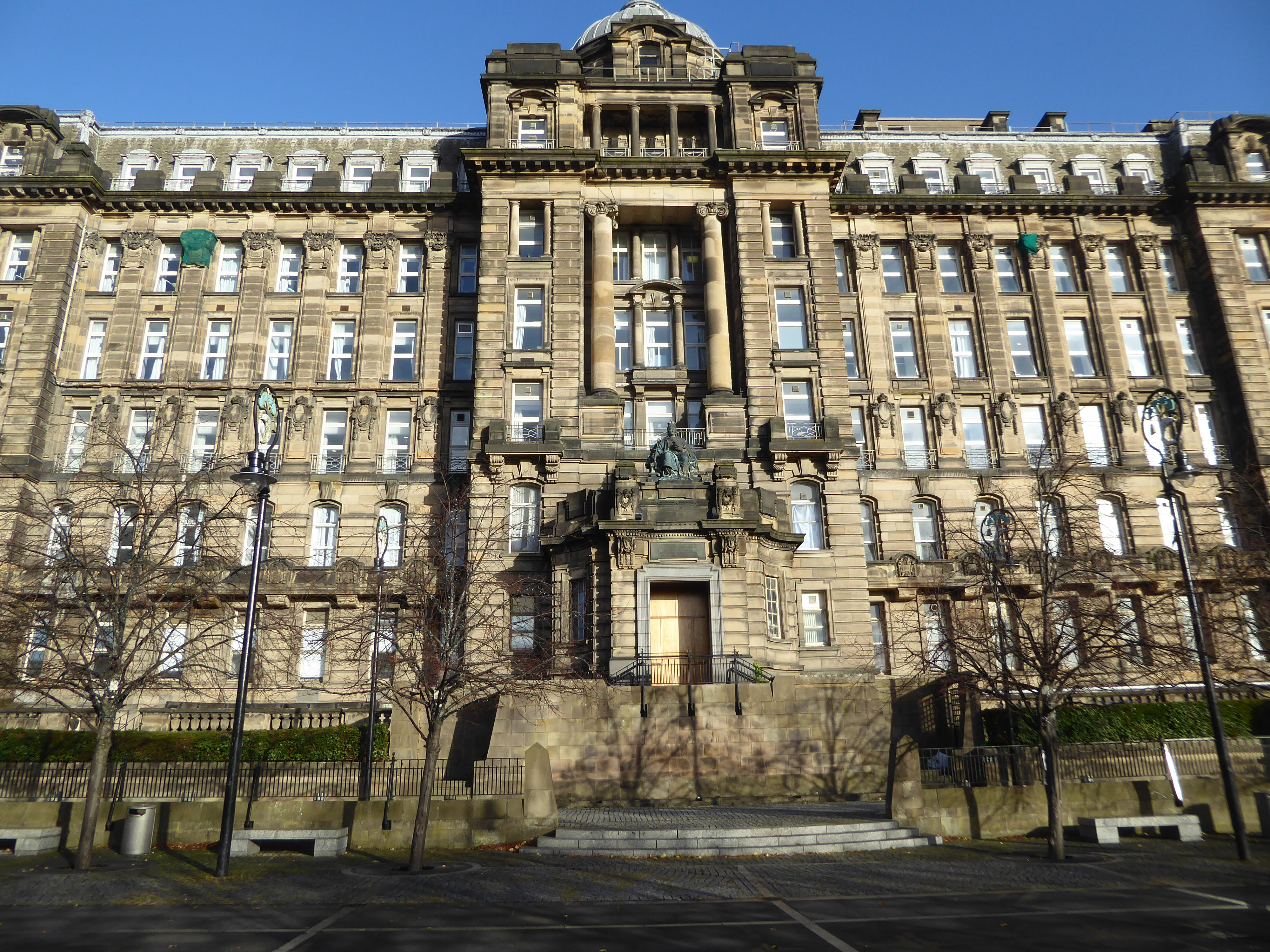 Still, the building provided 660 beds, and perhaps no better location could be found. See Victoria in bronze?
