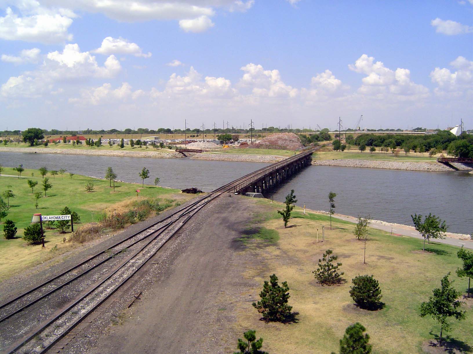 Here are the relocated Rock Island tracks as they cross from a yard on the south side of the river on their way to the Union Station, built