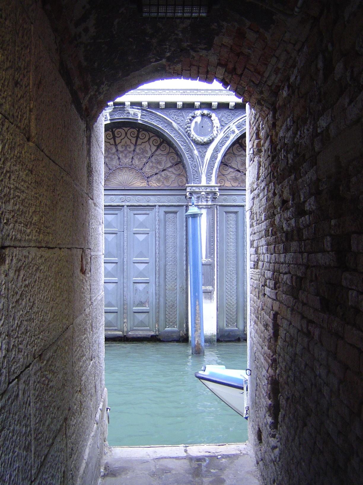 The water's always nearby, here through a sottoportico, an underpass providing access under private property. That's the Renaissance wing of