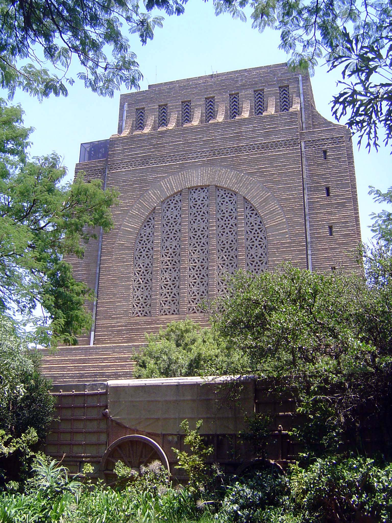 Here, with a symbolism unique to the Boers, the monument is ringed by 64 stone wagons, drawn into a protective circle.