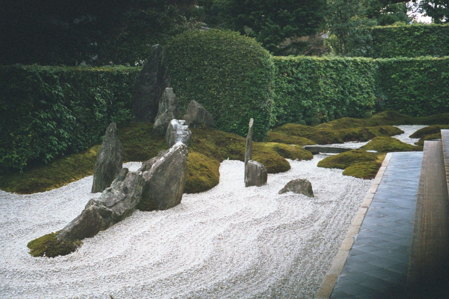 How's this garden it's Zuihoin for drama? It's enough to make you look around for a lifeboat.