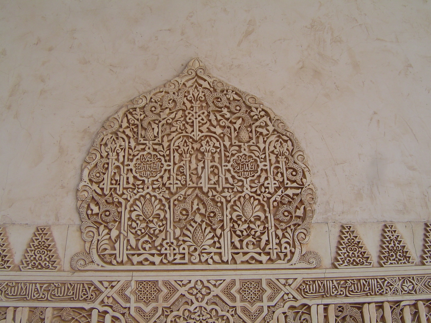 Such self-effacement did not exclude effulgent praise from others. A wall in the Comares Court contains this poetic tribute from Ibn Zamrak