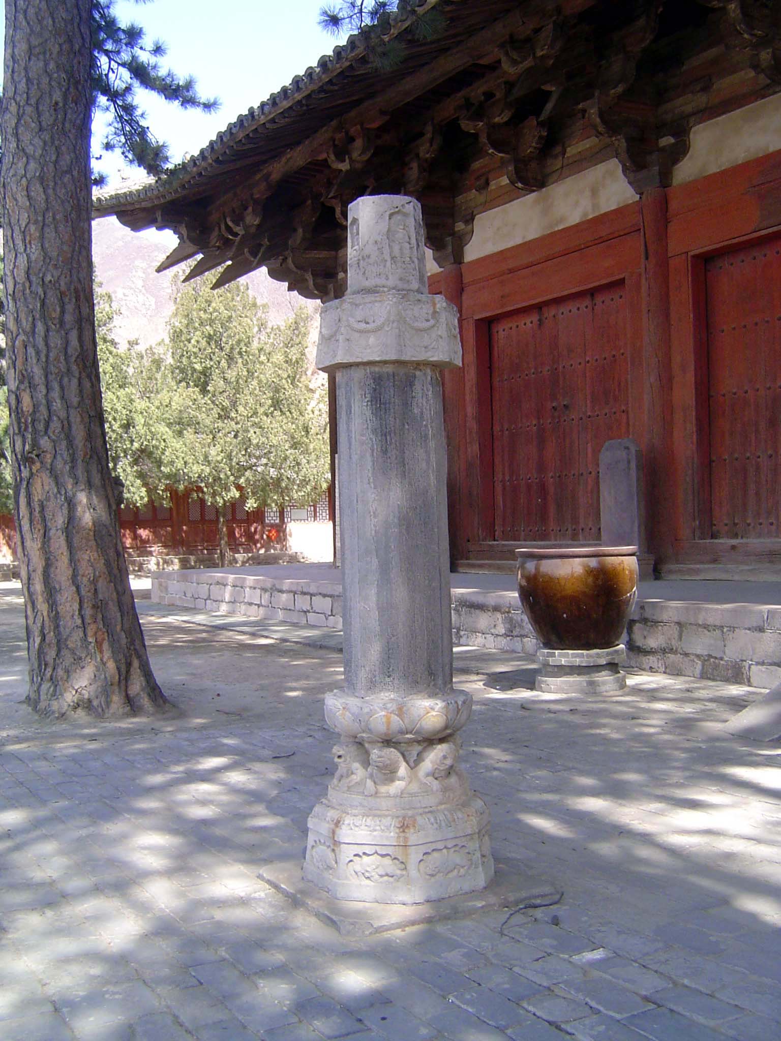 The Dhanari column commemorates, among others, Ning Kung-yu, a female disciple who donated the funds to build the hall.