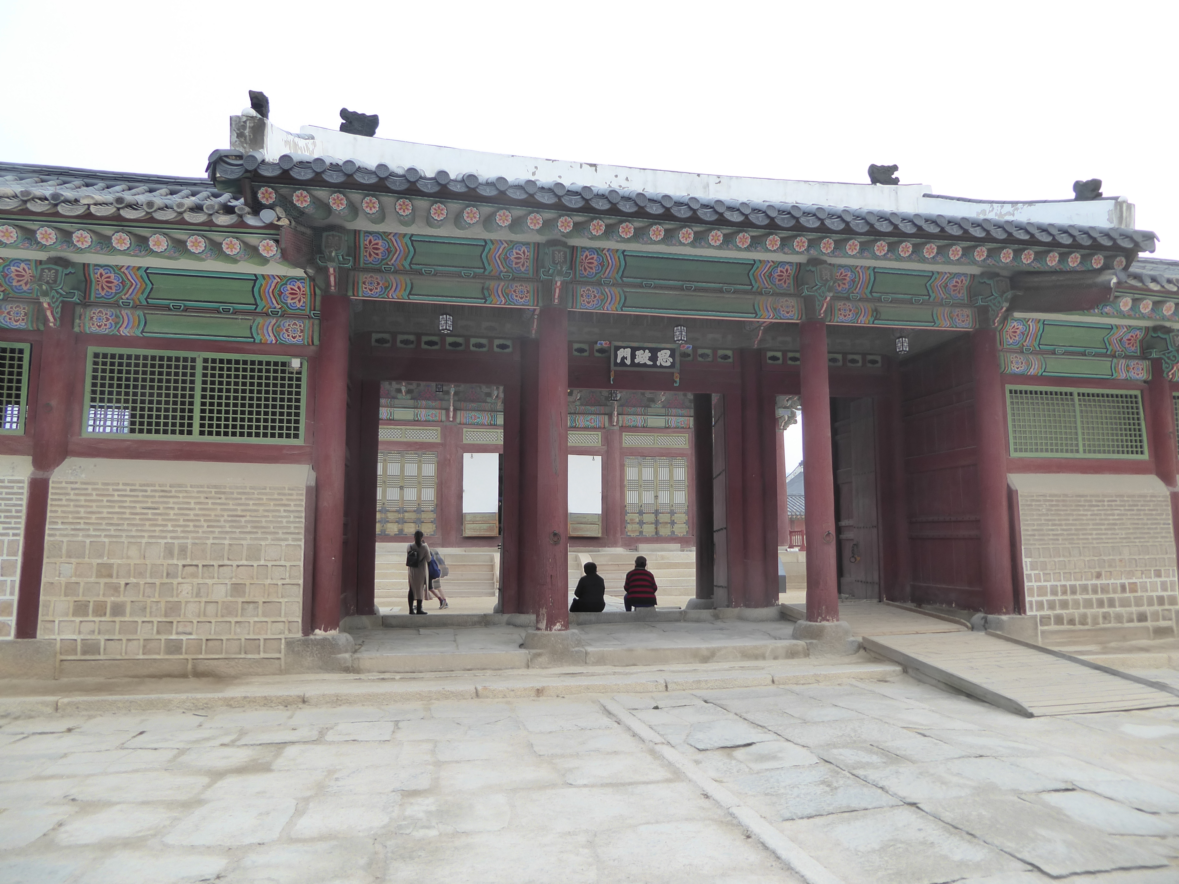 The axis continues farther north to another gate, beyond which lies another hall, Sajong-jon.