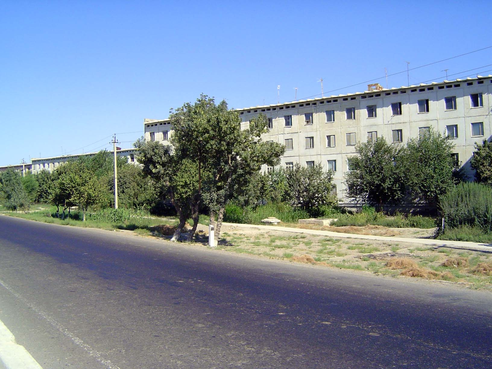 More recently, Bukhara has filled up with Soviet-era housing. The city has four new housing areas or rayons, each built for 40,000 people. E