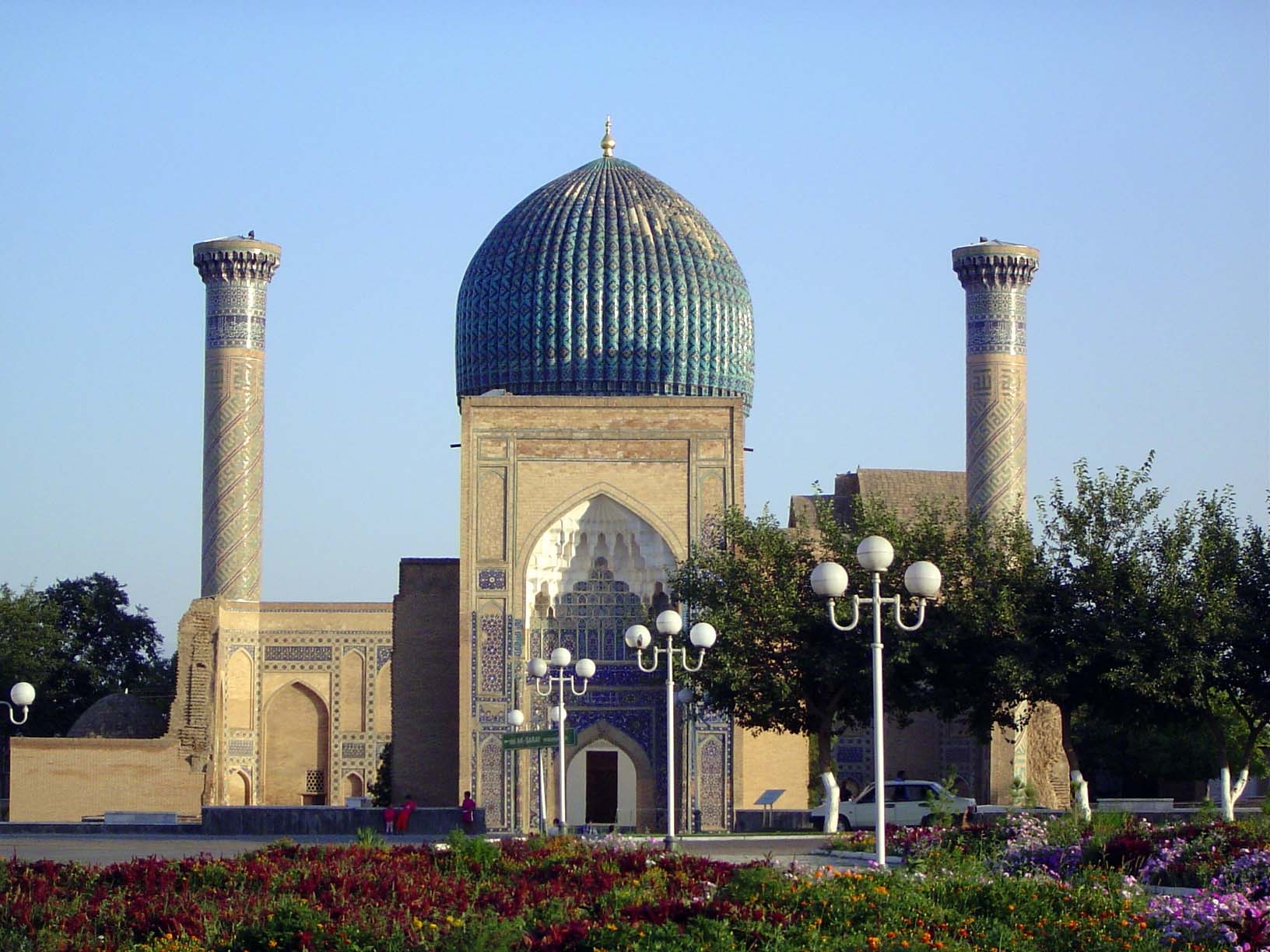 Photographs from 1900 show the dome intact but the pishtaq rising only to the arch; the right minaret is gone, and the left one is truncated