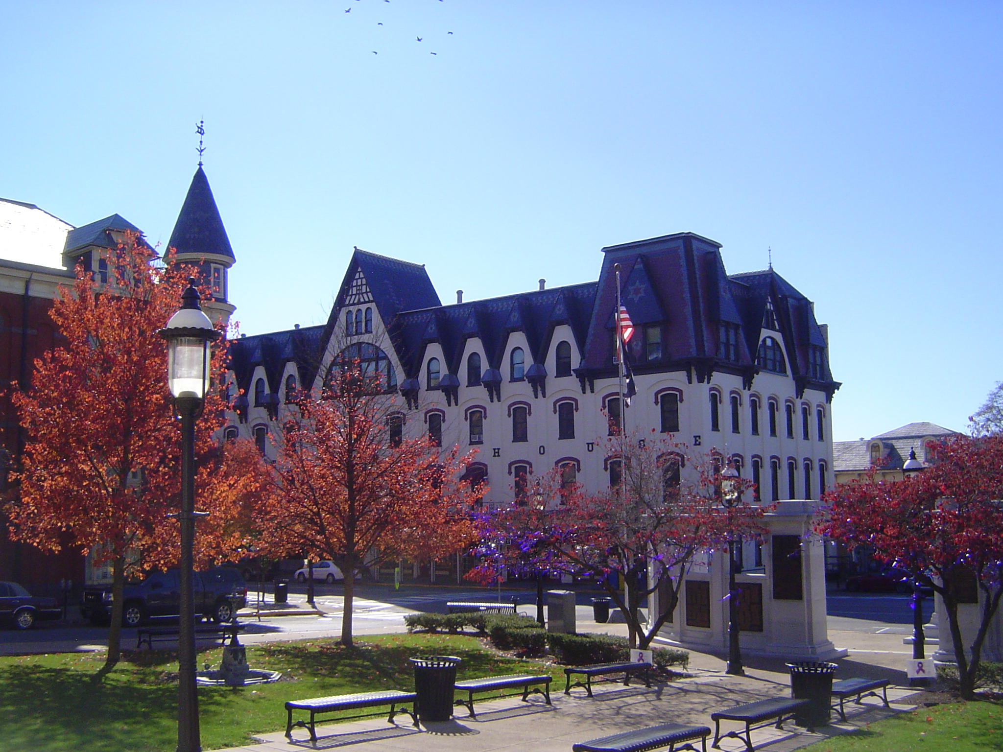 The courthouse faces Brockerhoff House, built by a German immigrant who had served in Napoleon's army but emigrated and ultimately made good