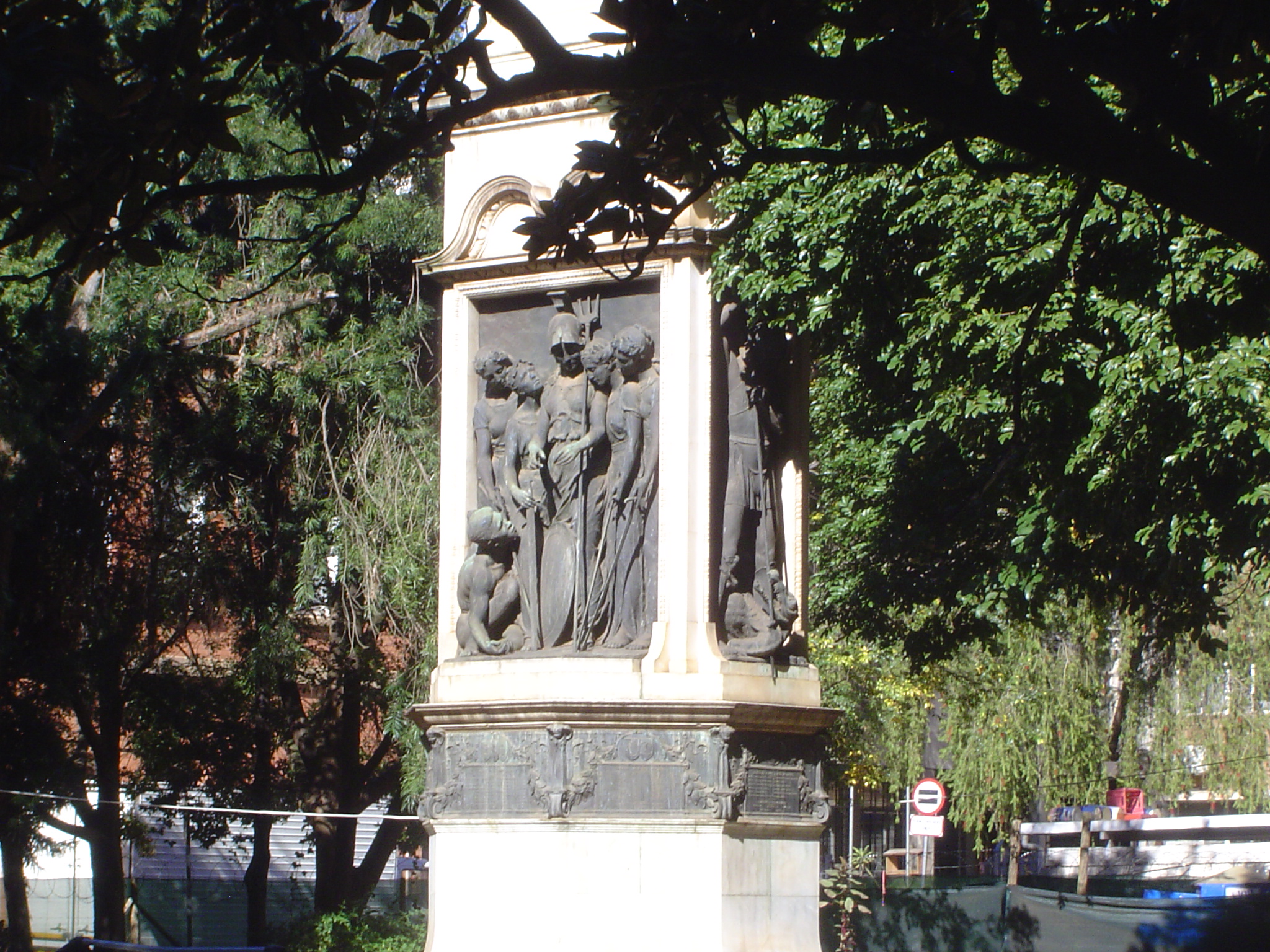 The Natal Volunteers fought on the British side in the Anglo-Boer War. Unveiled in 1907 and executed by George Wade of London, the monument