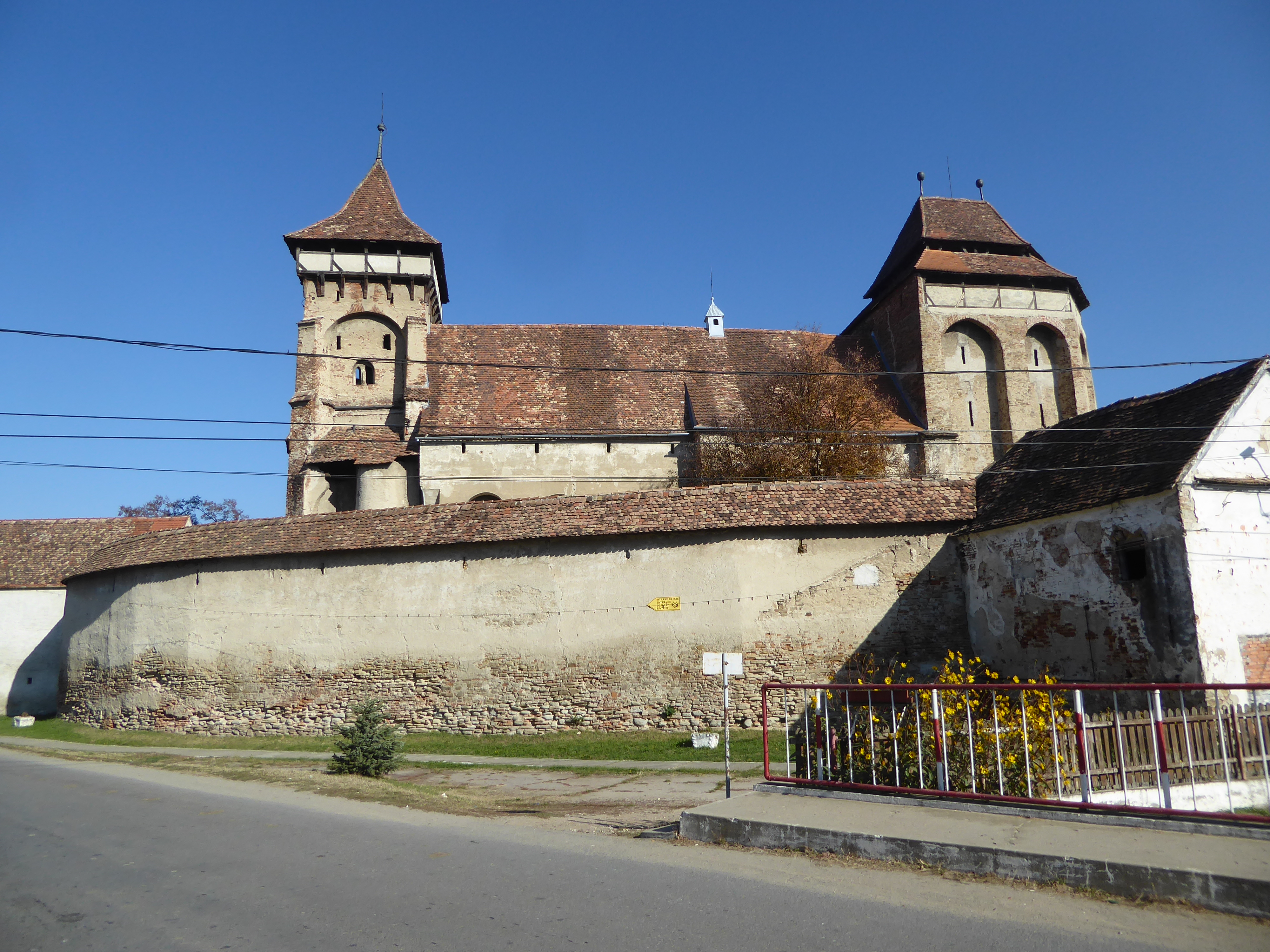 Here's the fortress church of Valea Viilor, "vineyard village," 30 miles north of Sibiu and fortified about 1500. The slender tower on the w