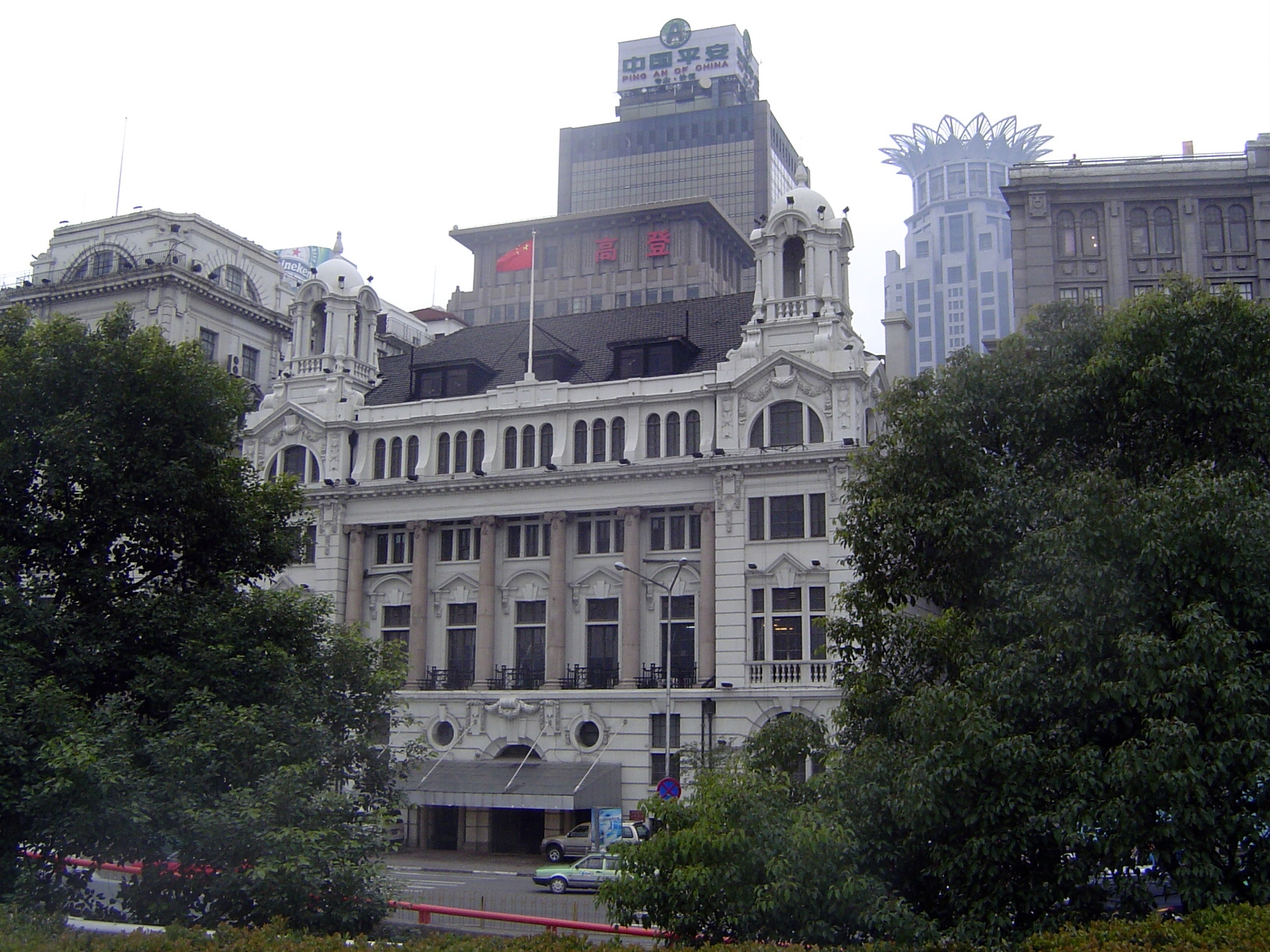 The Shanghai Club was established on this site in 1865 and occupied this building from 1910 to 1949. The building then became the Dong Feng