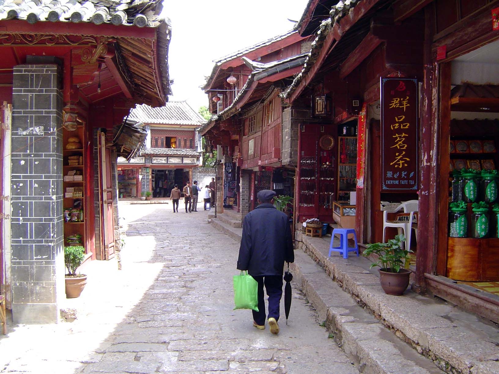 The street pattern is full of dead-end alleys. Behind the shops often lie courtyard residences. Many have been restored with help from the G