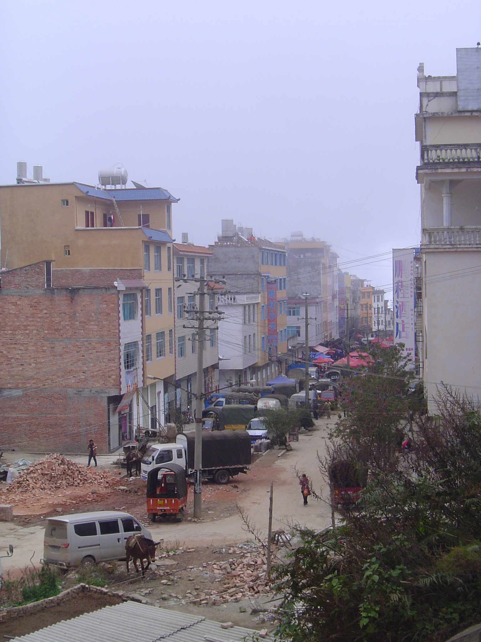 We're in a new town, Shengcun, created as a government center and smack within the UNESCO area. Bravo! Ever read Chinese Shadows, by Simon L