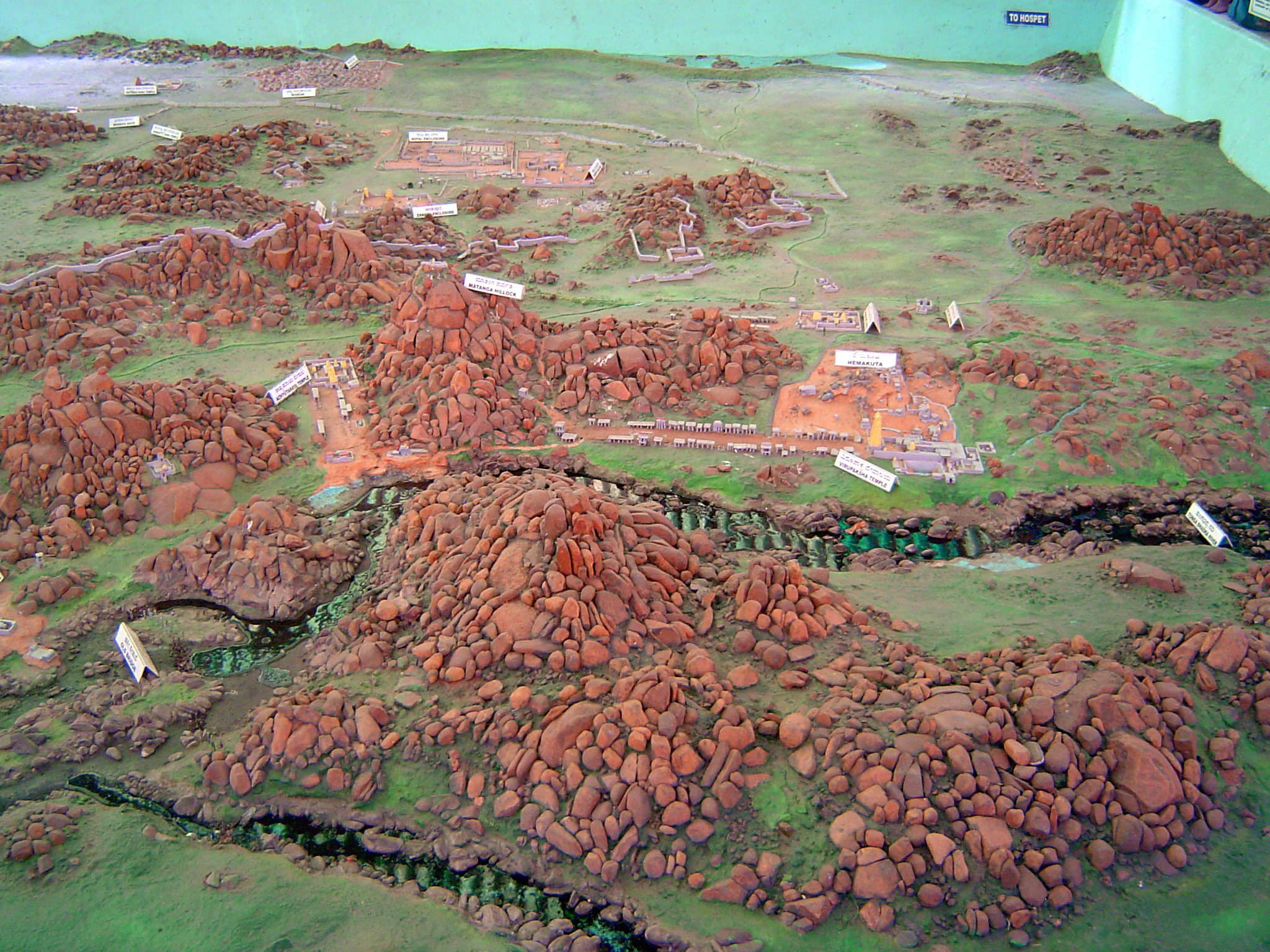 A relief model in the museum at Kamalapura shows the walled city in the distance and two major temple complexes between it and the Tungabhad