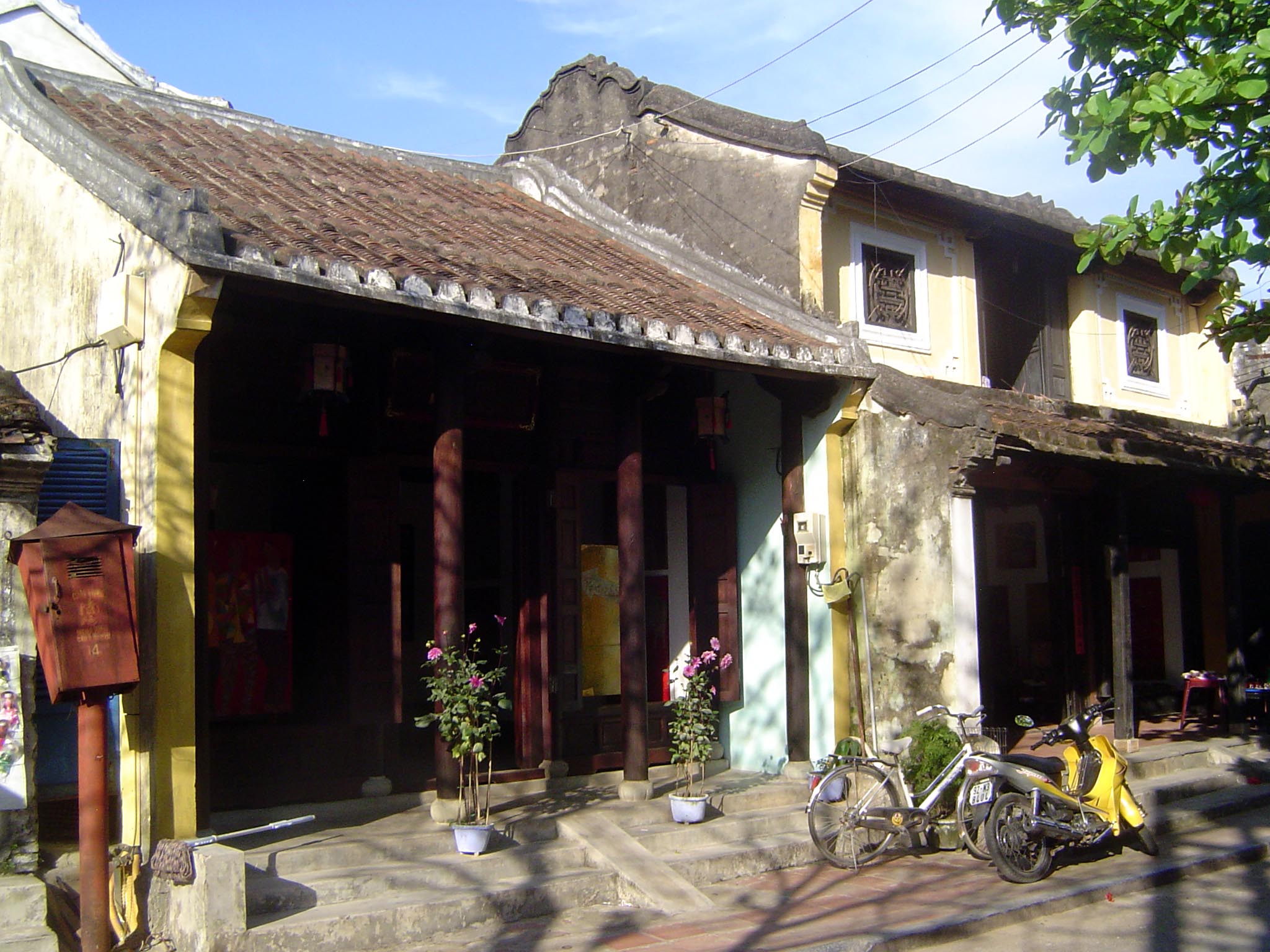 The simplest building type: single ridge, one story, open front.