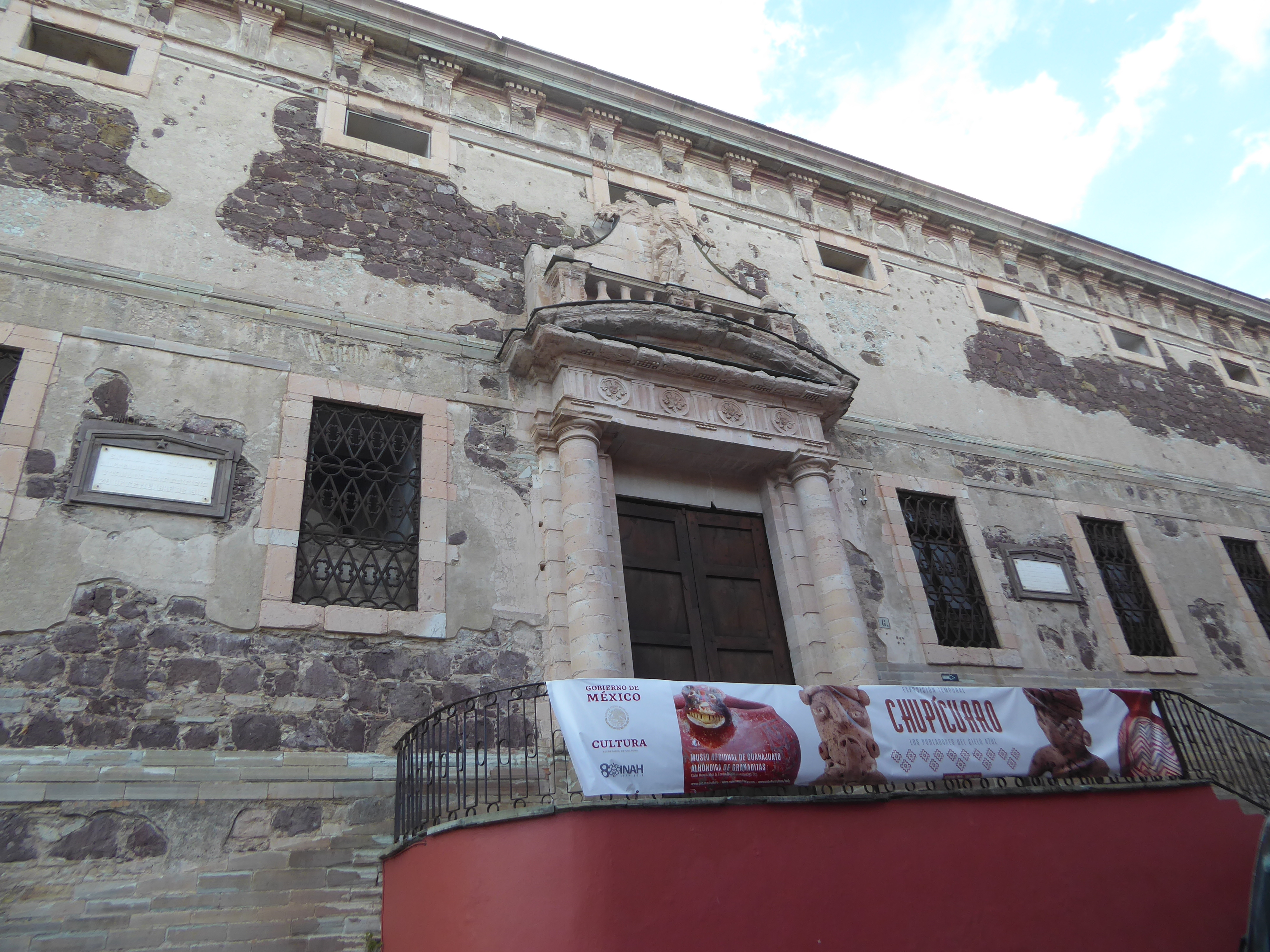 Riaño and Durán thought that in building the granary they were acting in the public interest. They deliberately chose a classical form sugge