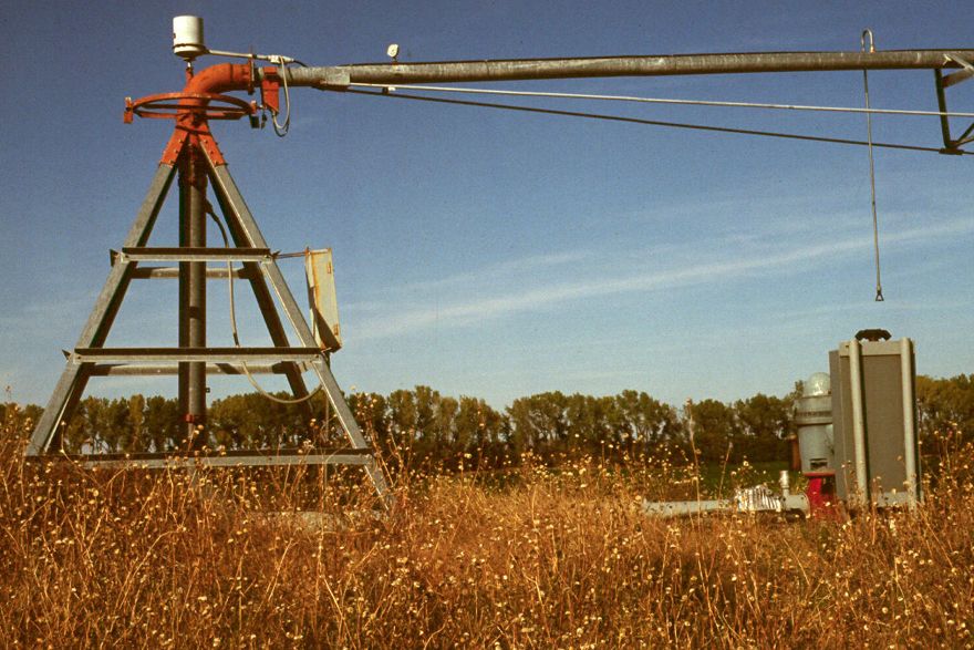 A more expensive solution: center-pivot irrigation, here at the pivot. Note the drop-line sprinkler, that thin pipe hanging down at the righ