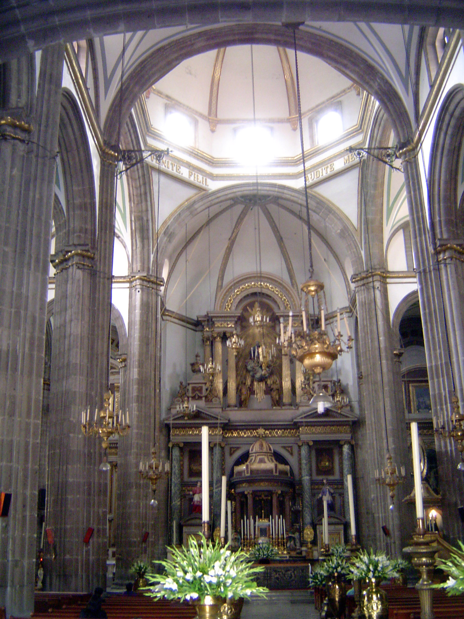 The altar, a neoclassic design by Manuel Tolsá, was dedicated in 1799 to Saint Philip Neri.