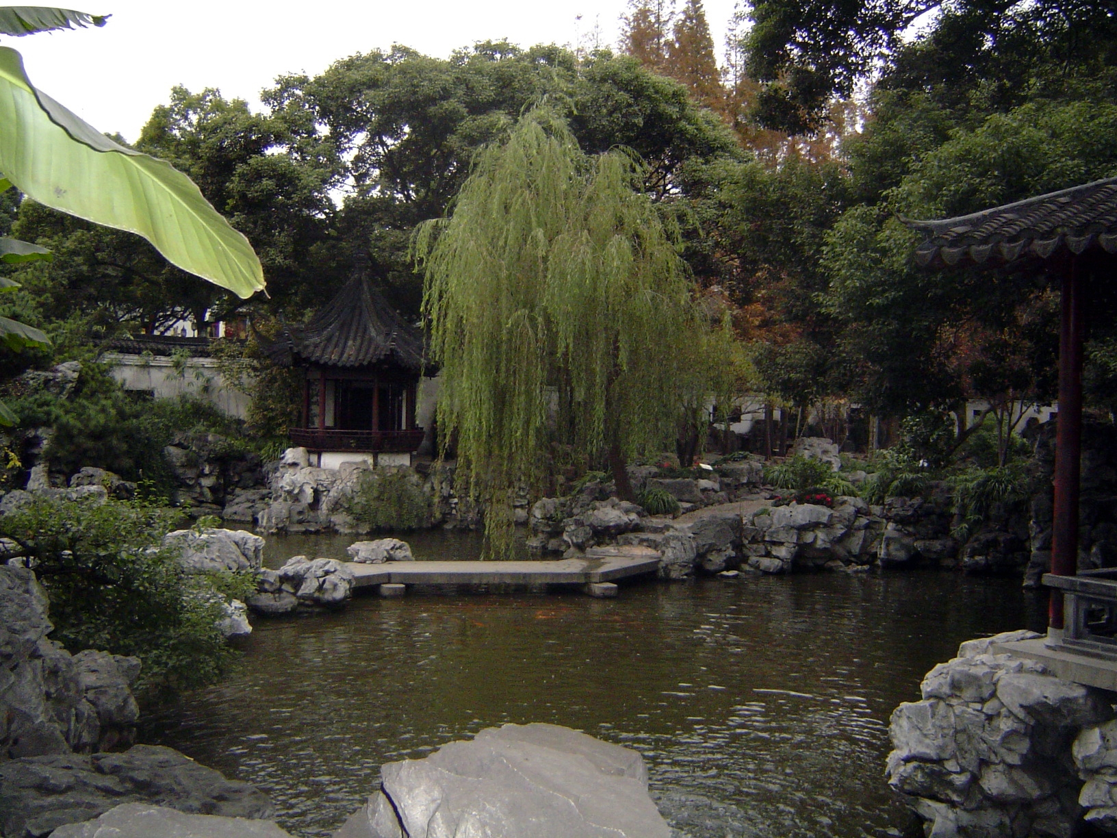 Tourists come to the old city but are heavily channeled toward the section around the Yu Garden, a much modified 16th century private garden