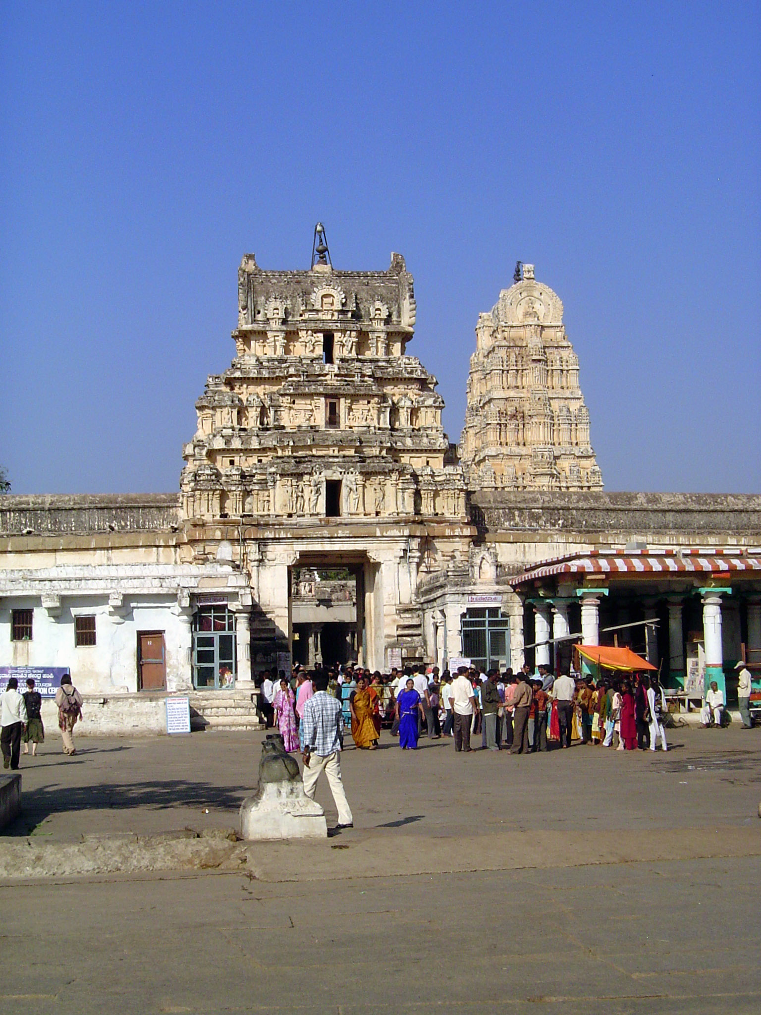 A courtyard leads to a second, lower gopura. As late as the 1920s, foreigners were allowed no further. Today, they can enter after buying a