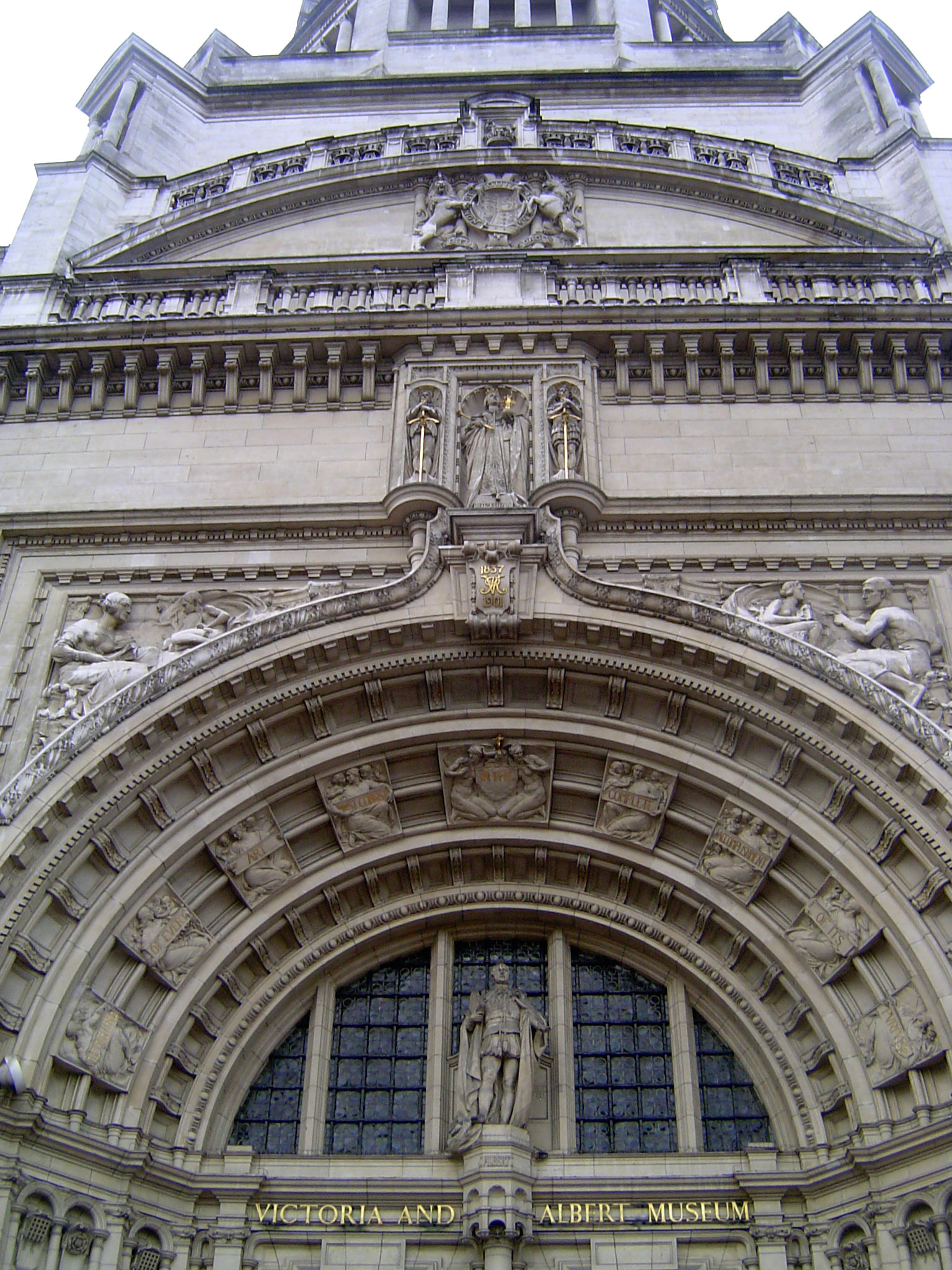 The decoration around the main entrance was by Alfred Drury and William Goscombe John. Albert stands above the entrance, dressed for an Eliz