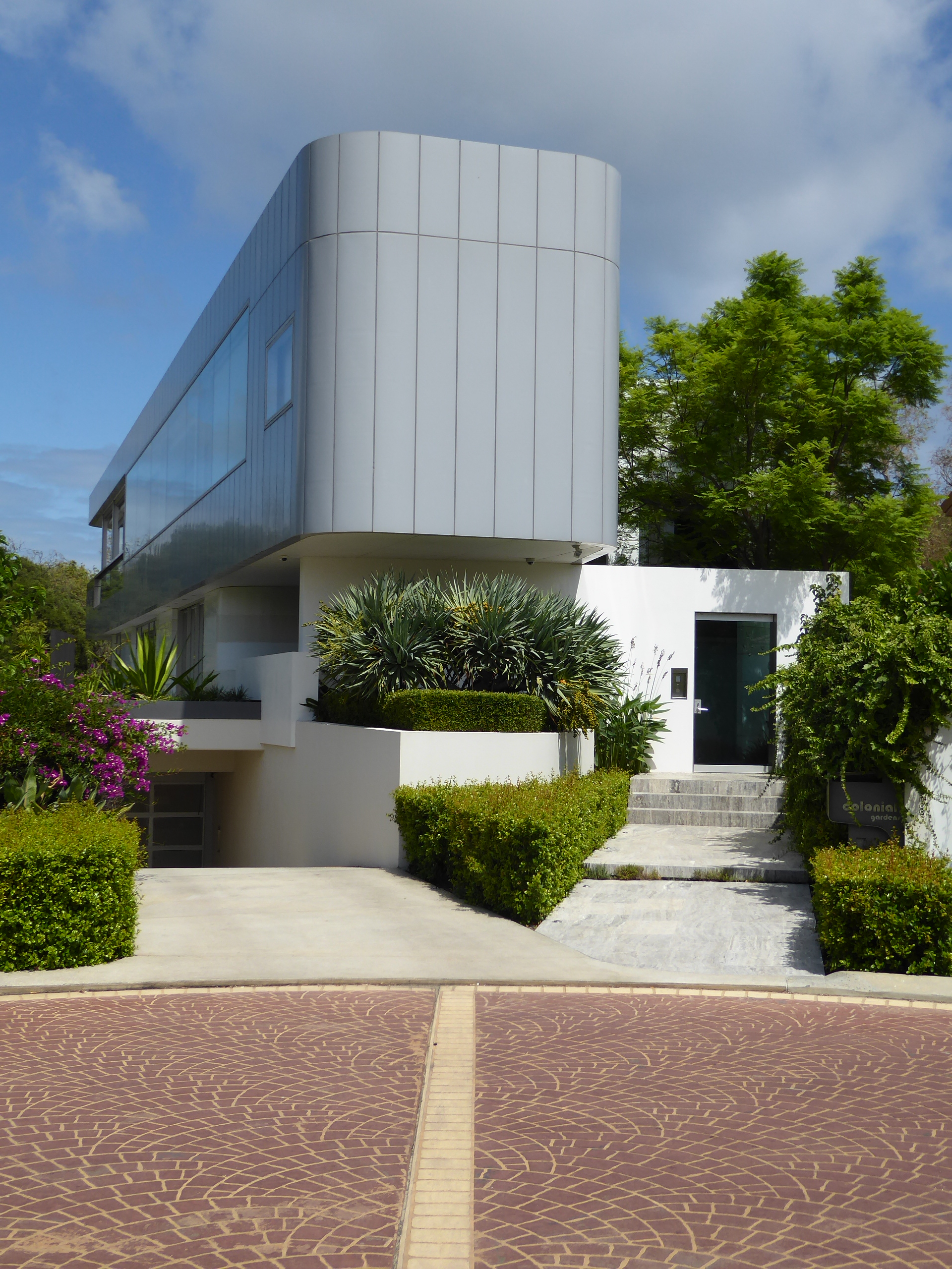 Look, ma, no corners! We're on Colonial Gardens in Mosman Park, until 1970 a major industrial area with a GM assembly plant and, just about